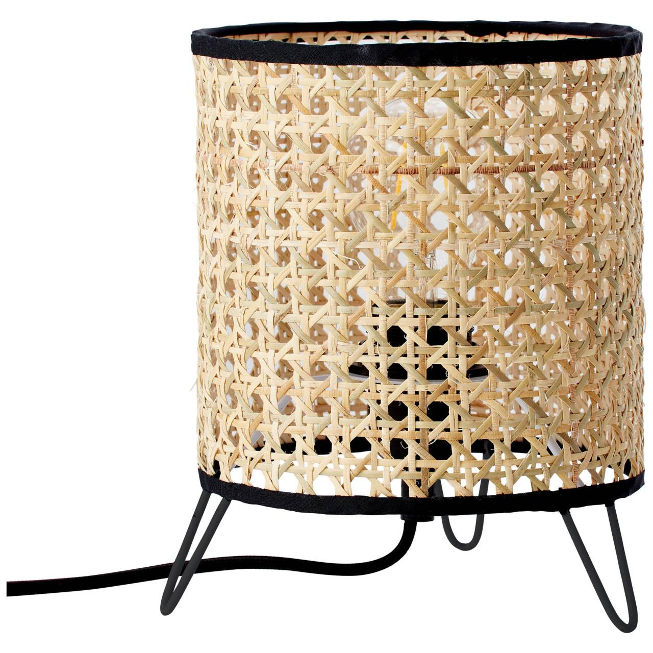 Rattan-Tischlampe mit schwarzem Metallgestell und Stoffrand.