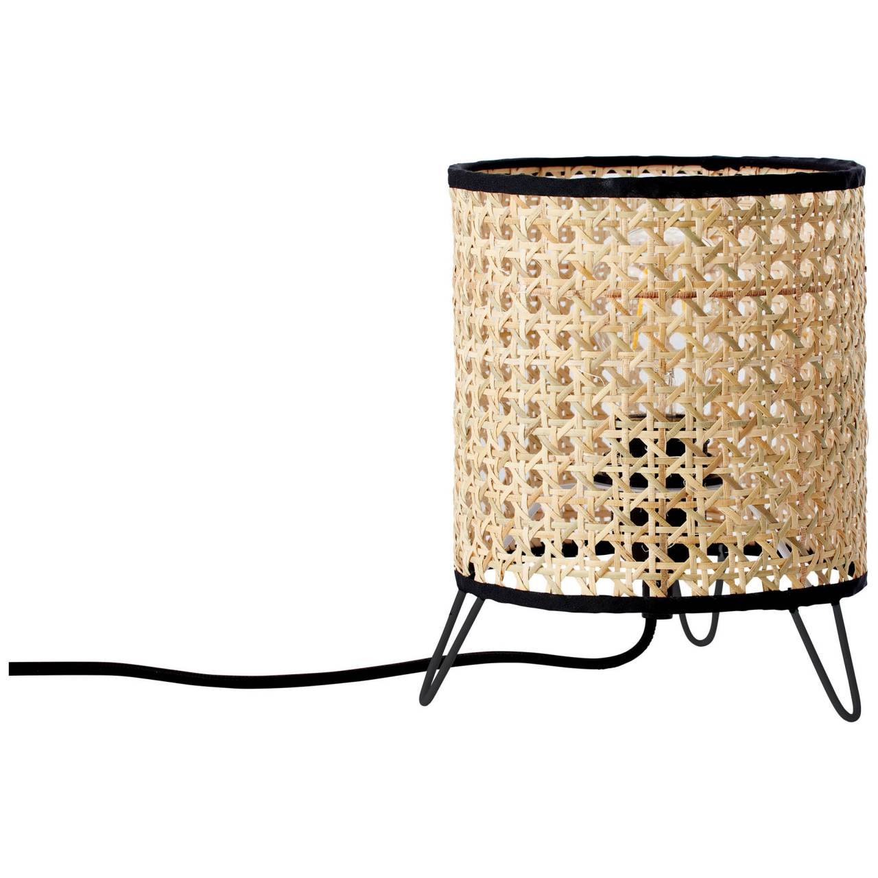 Eine zylindrische Lampe aus Rattan mit schwarzem Rand und schwarzem Gestell.