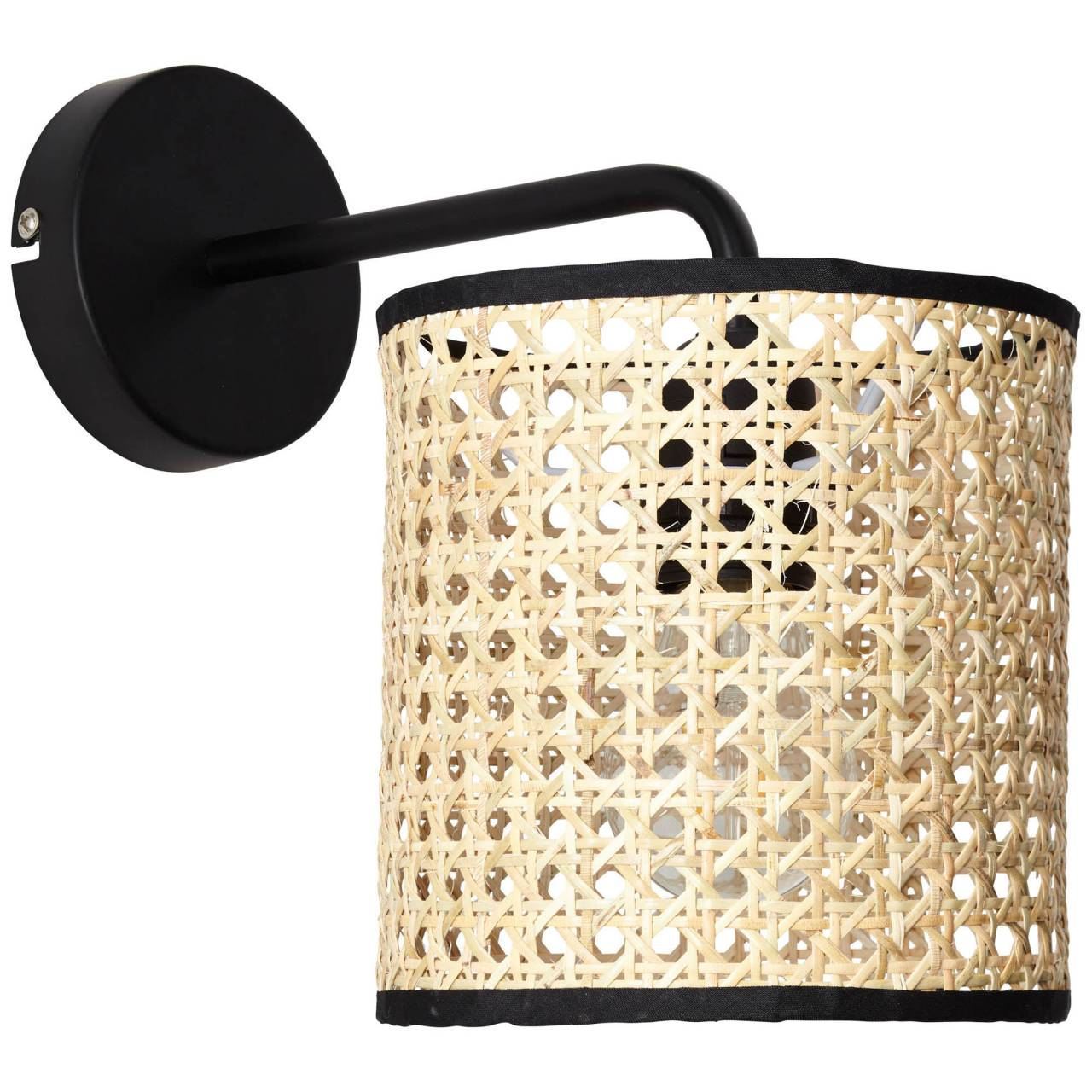 Eine schwarze Wandlampe mit einem zylindrischen Korbschirm aus Rattan.