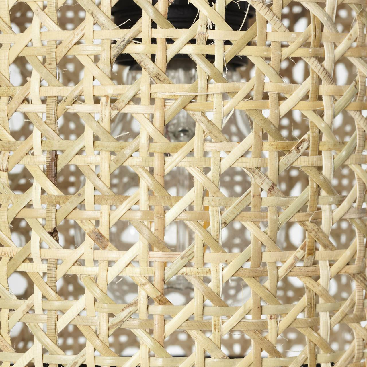 Geflochtener Lampenschirm aus hellem Holz mit sichtbarer Glühbirne.