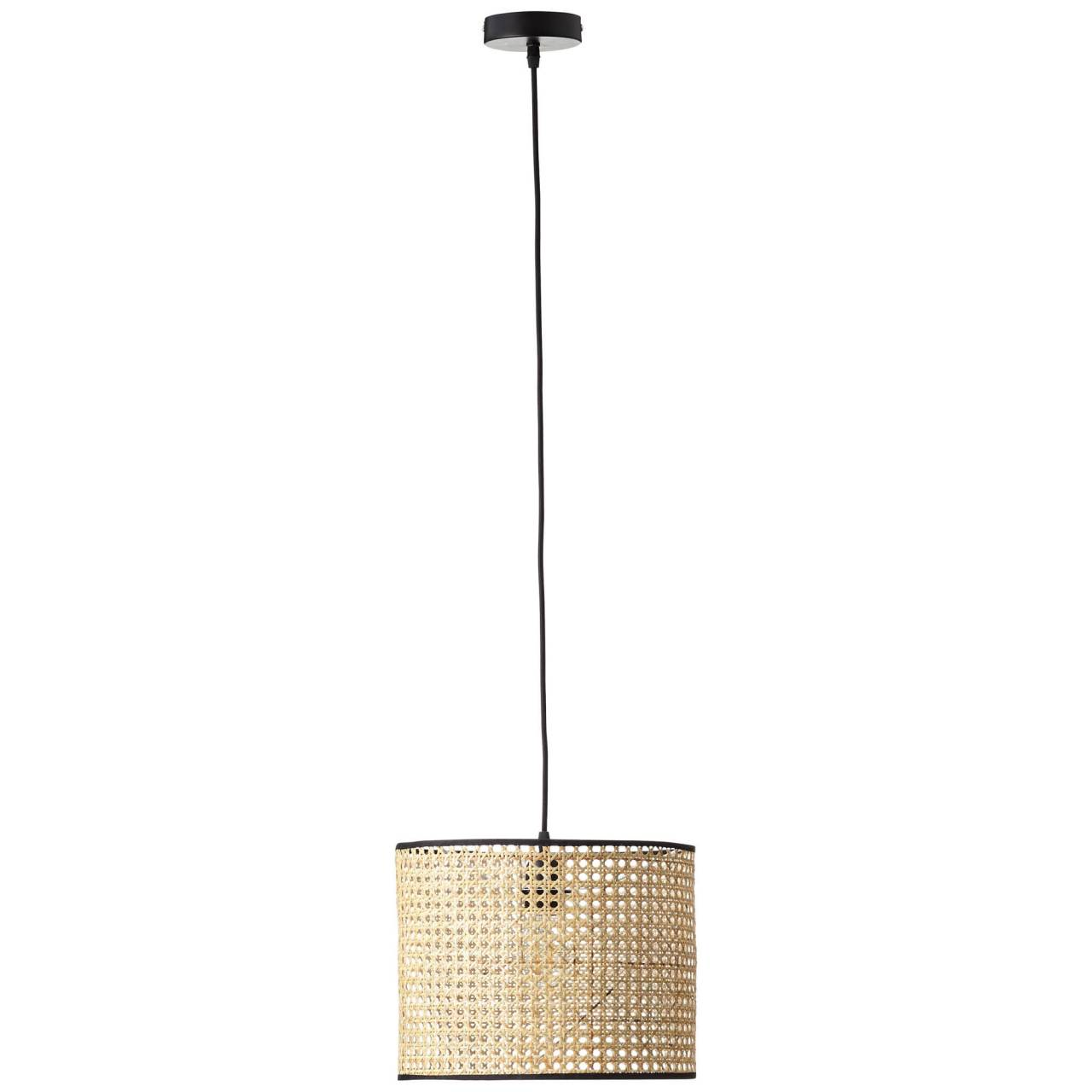 Eine runde Rattan-Pendelleuchte mit schwarzem Baldachin und Kabel.