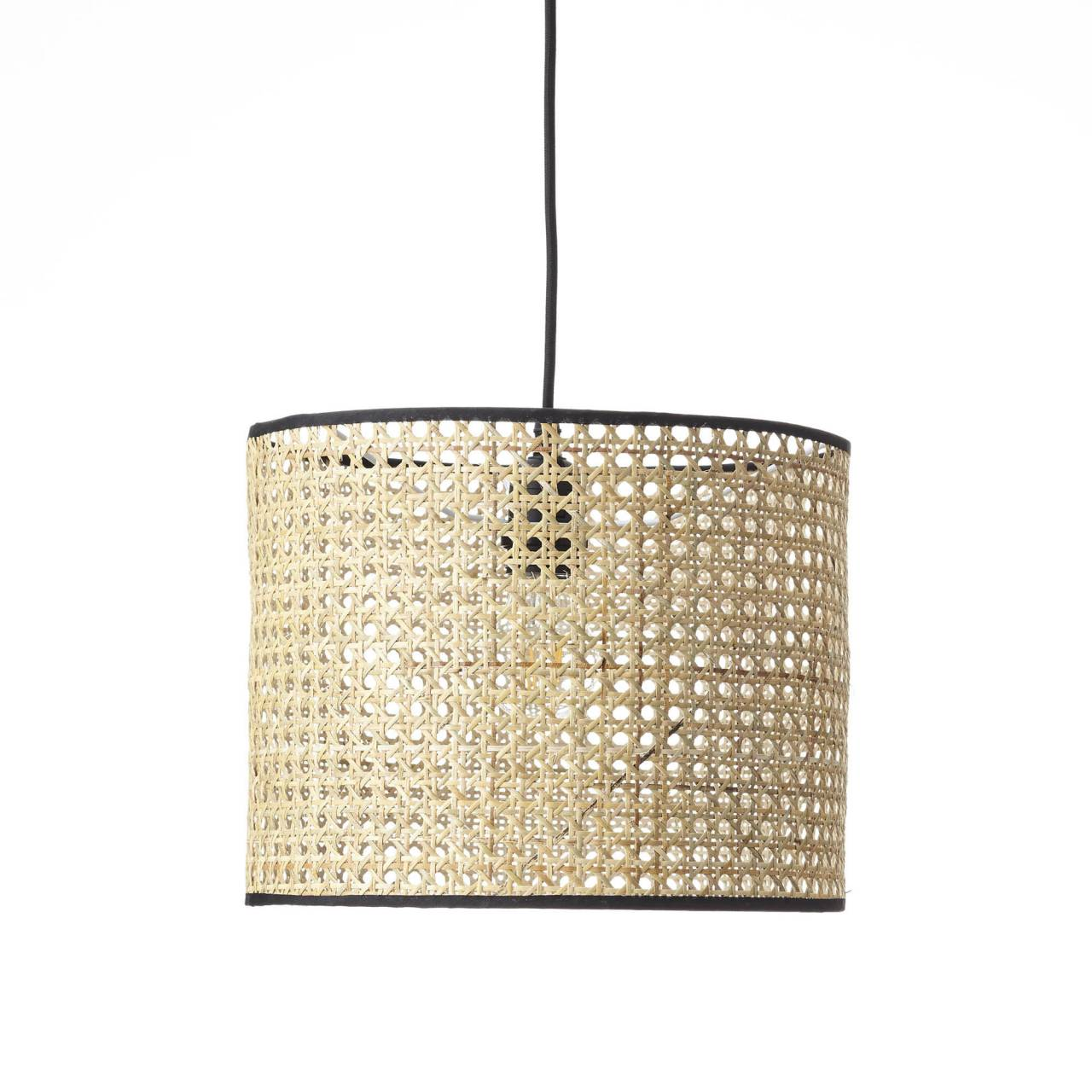 Runde Rattan-Pendelleuchte mit schwarzem Rand und schwarzem Kabel.