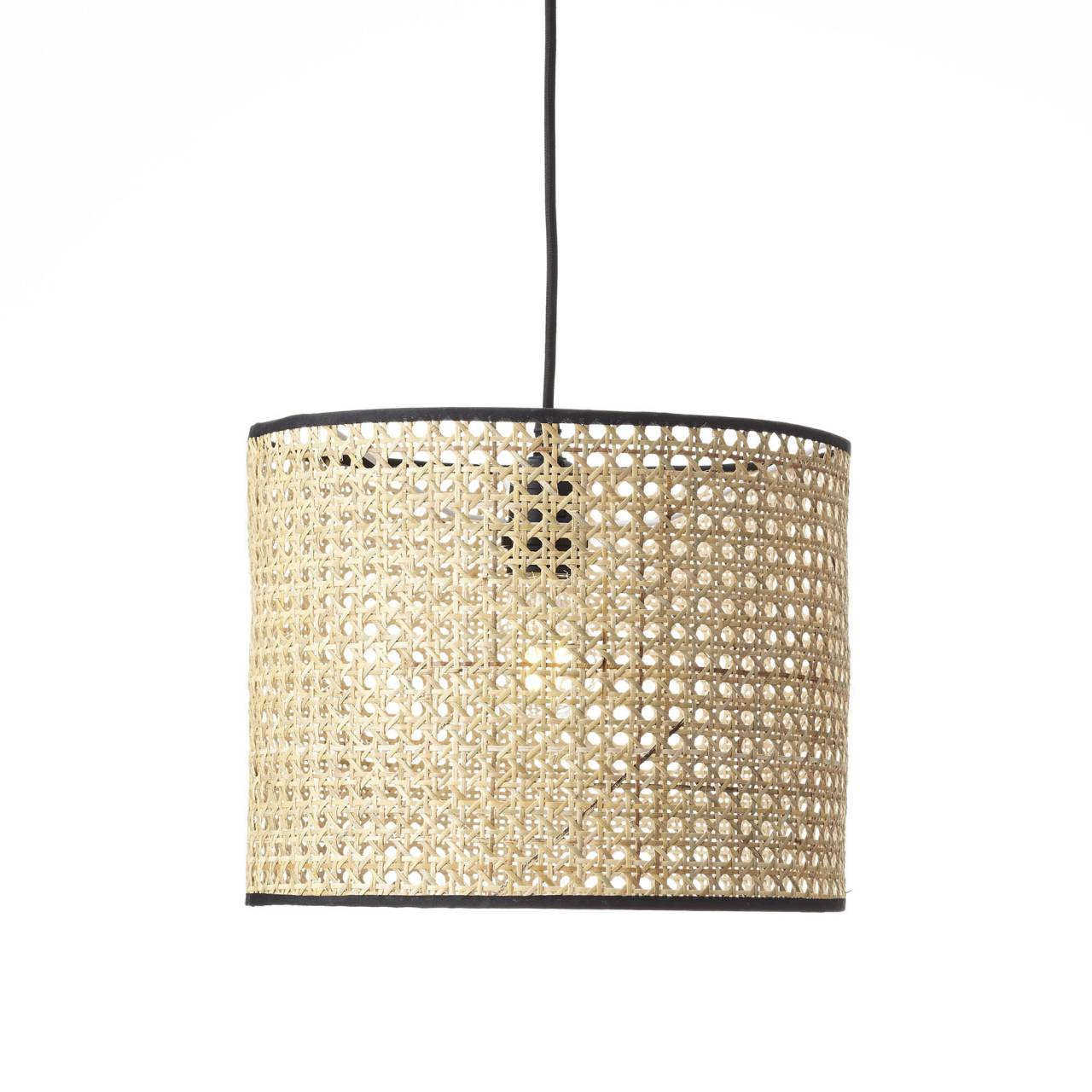 Eine zylindrische Rattan-Pendelleuchte mit schwarzem Rand und Kabel.