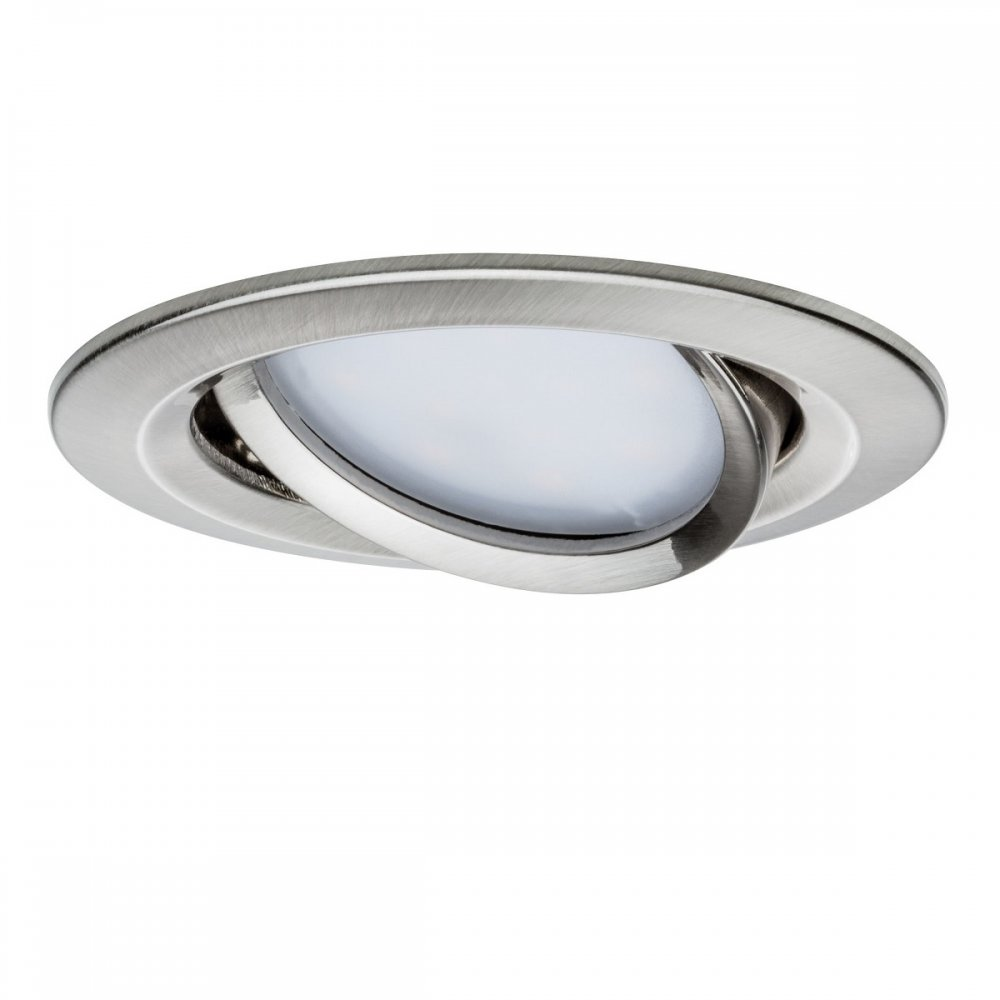 Faretto rotondo e argentato. La luce è inclinata verso destra. Soffitto bianco.