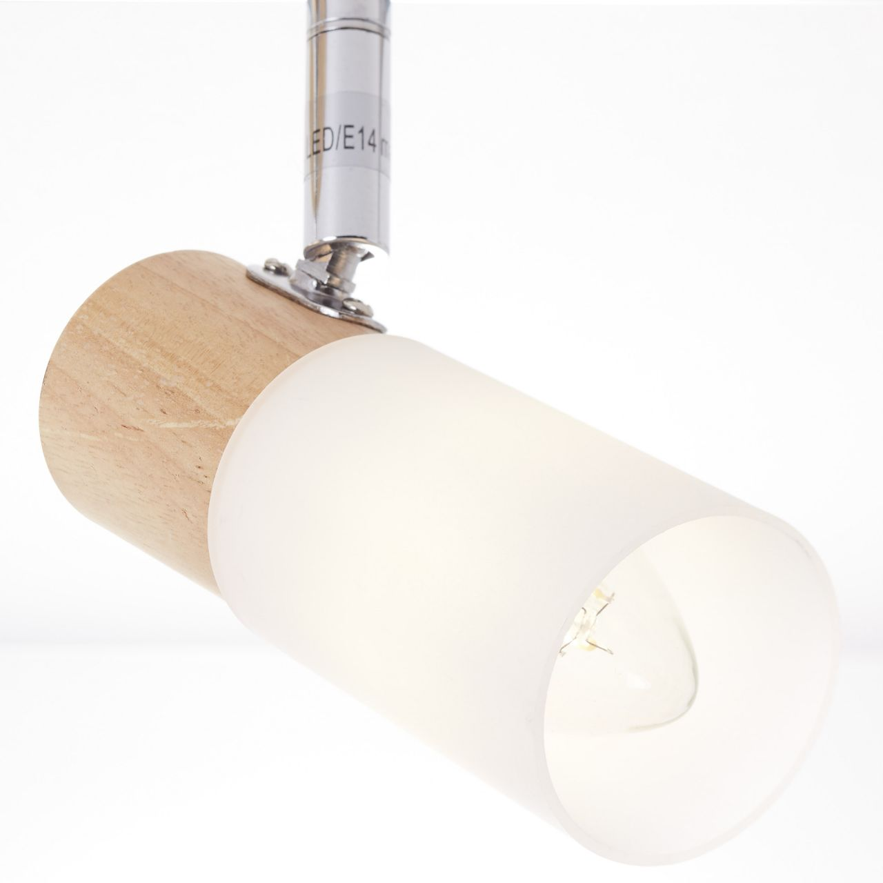 Eine Lampe mit Holzakzent und mattweißem Schirm, E14-Fassung.