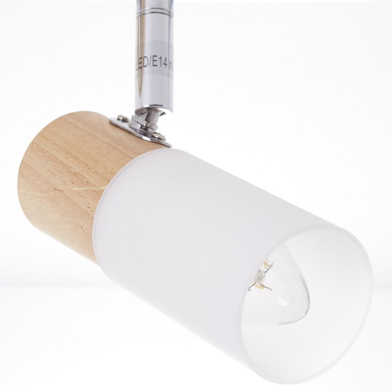 Ein moderner Lampenschirm aus Holz und weißem Glas mit sichtbarer Glühbirne.