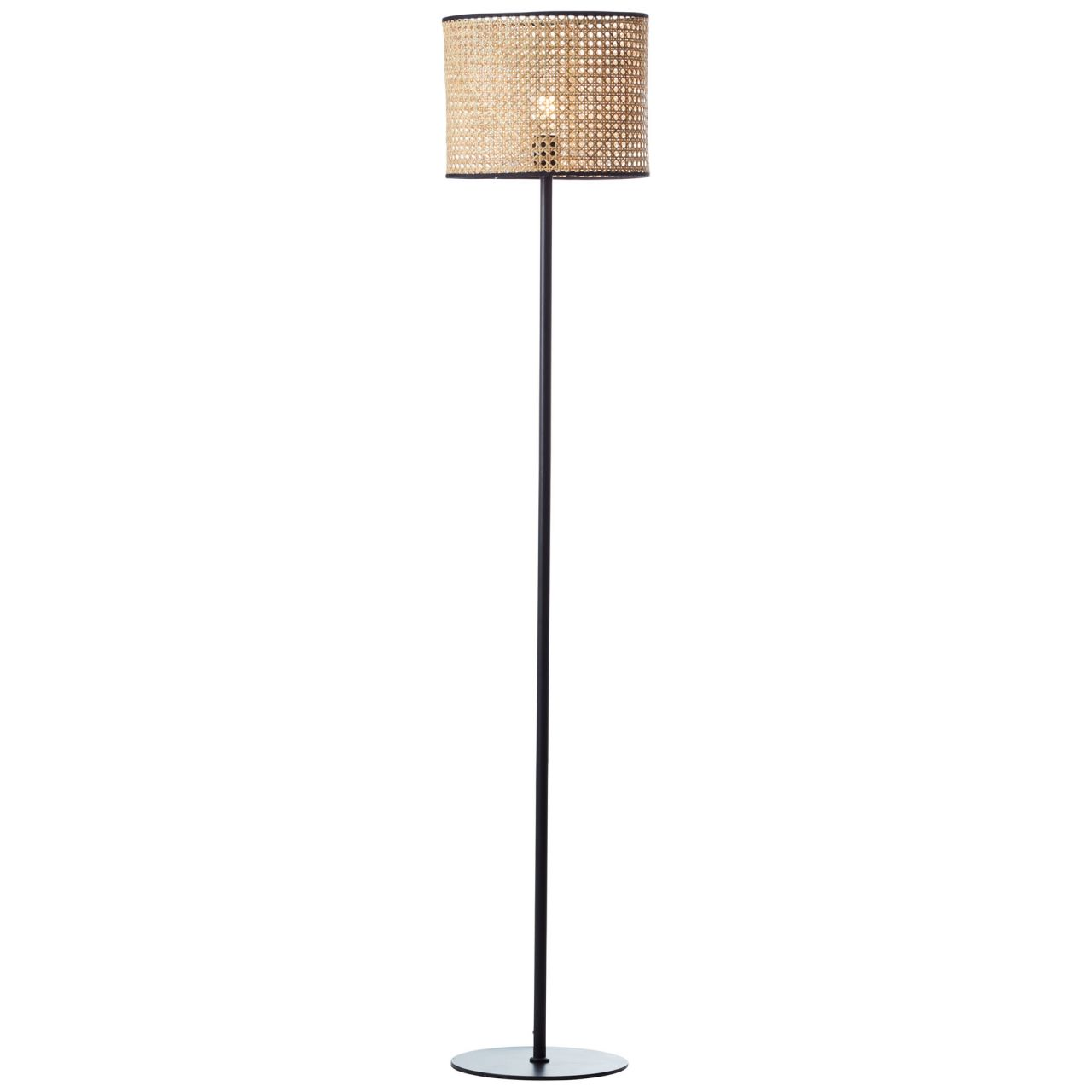 Ein dunkler Stehlampe mit einem Korbstoff-Schirm auf weißem Hintergrund.