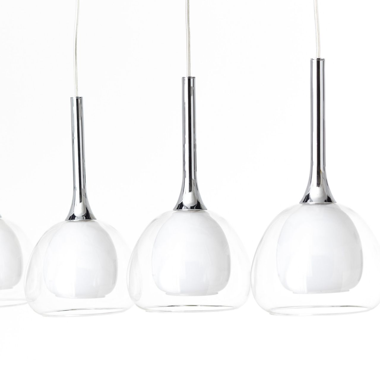 Drei moderne Pendelleuchten mit Chromdetails und Glaskugeln.
