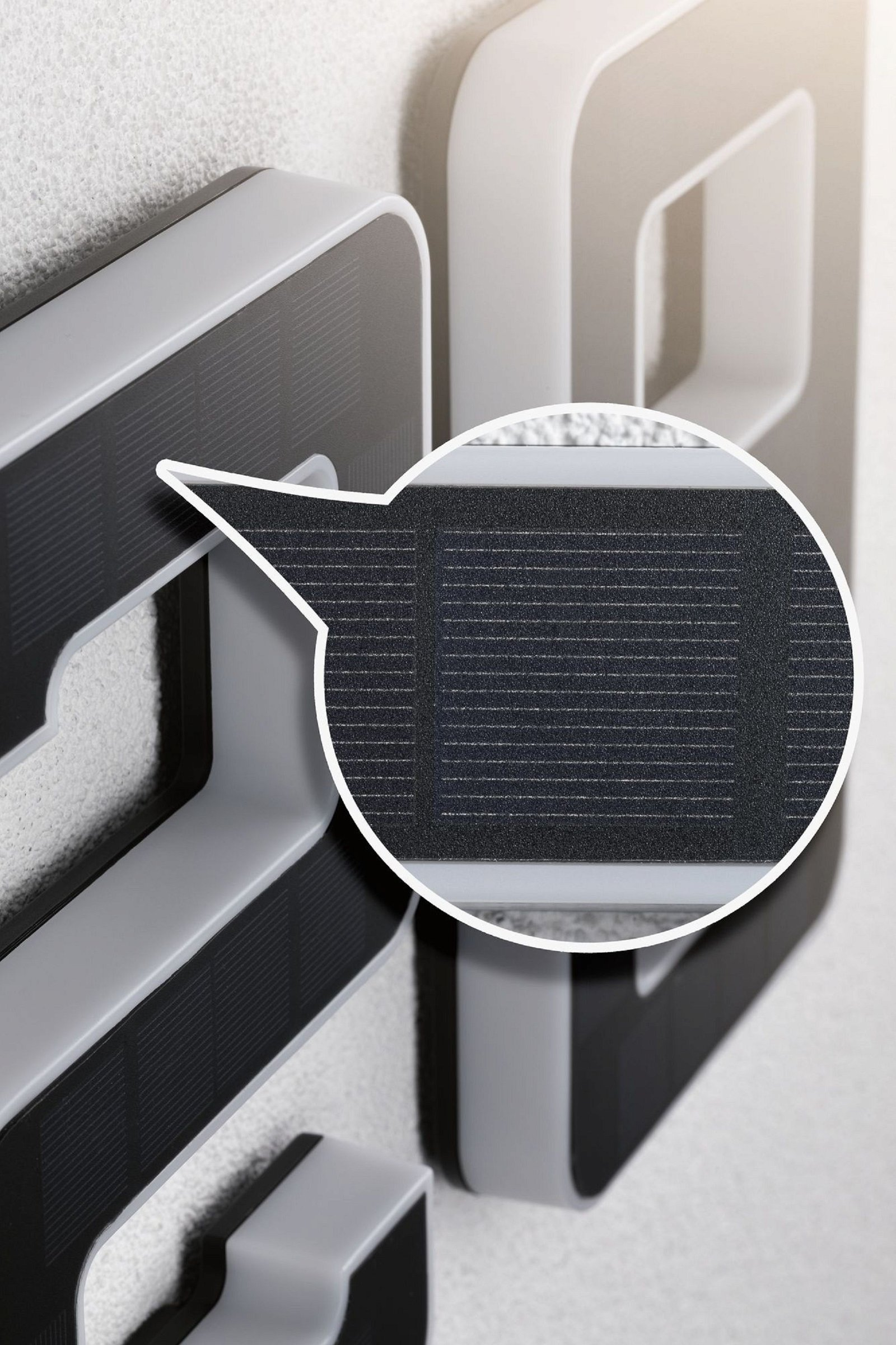 Zbliżenie podświetlonych liter. Szczegół pokazuje czarną teksturę.