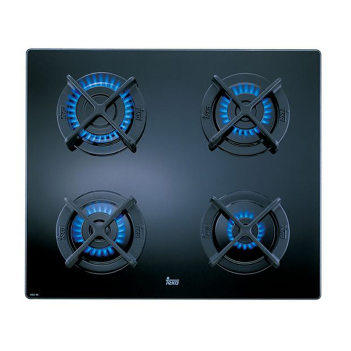 Una placa de cocina negra con cuatro quemadores de gas. Los quemadores tienen llamas azules. La superficie es de vidrio.