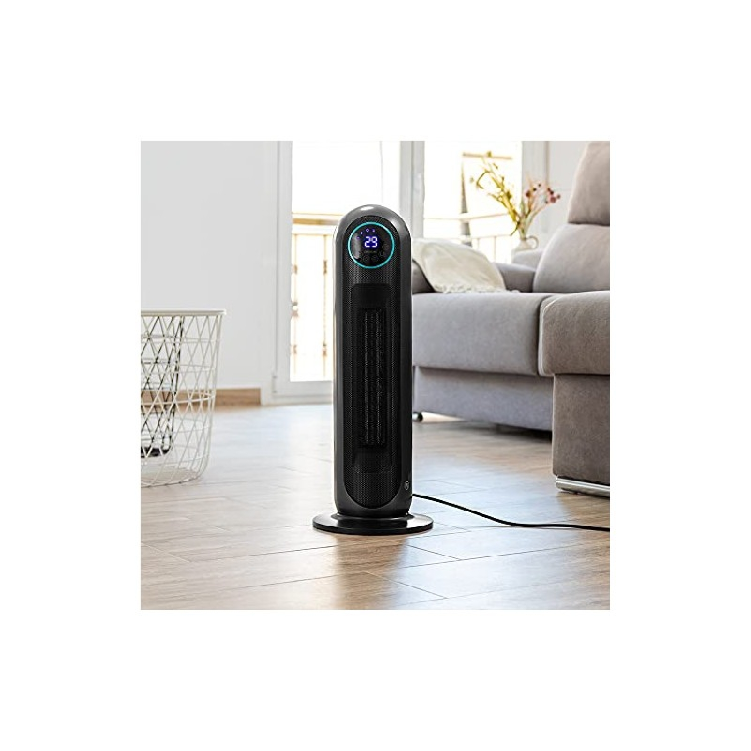 Czarny wentylator wieżowy z cyfrowym wyświetlaczem. Stoi na drewnianej podłodze w pokoju z sofą i koszem.