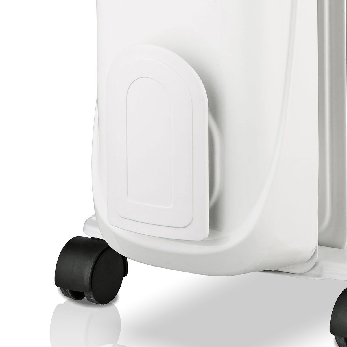 Pokazano czarne etui na telefon z wzorem imitującym skórę.