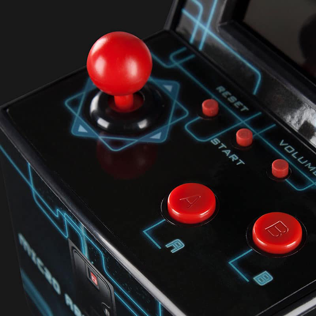 Primer plano de controles de juego arcade: joystick y botones rojos.