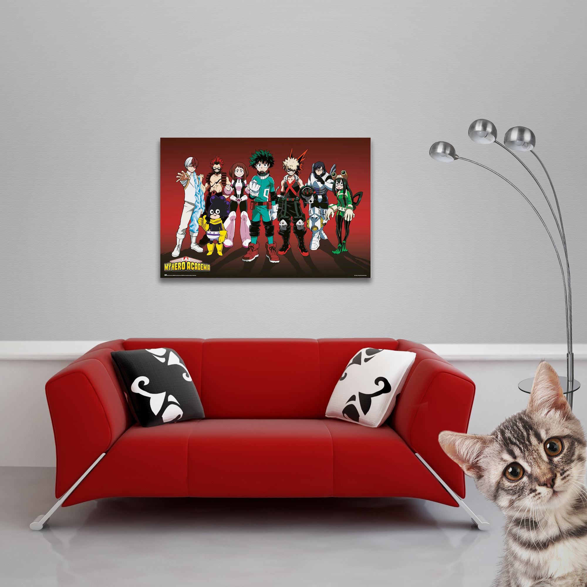 My Hero Academia Poster an der Wand, rotes Sofa, zwei Kissen, silberne Lampe und eine Katze rechts.