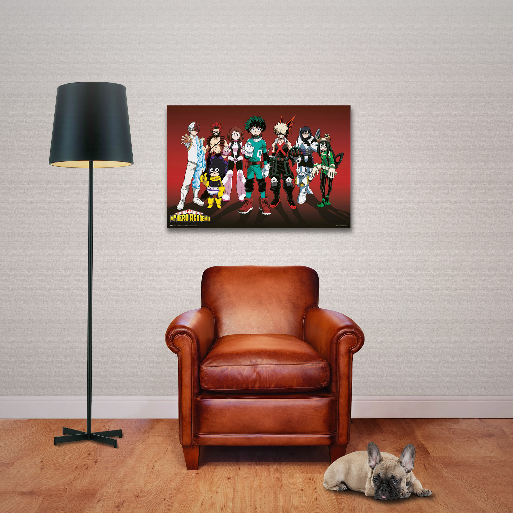 Anime-Poster an der Wand, brauner Ledersessel, Stehlampe und Hund.