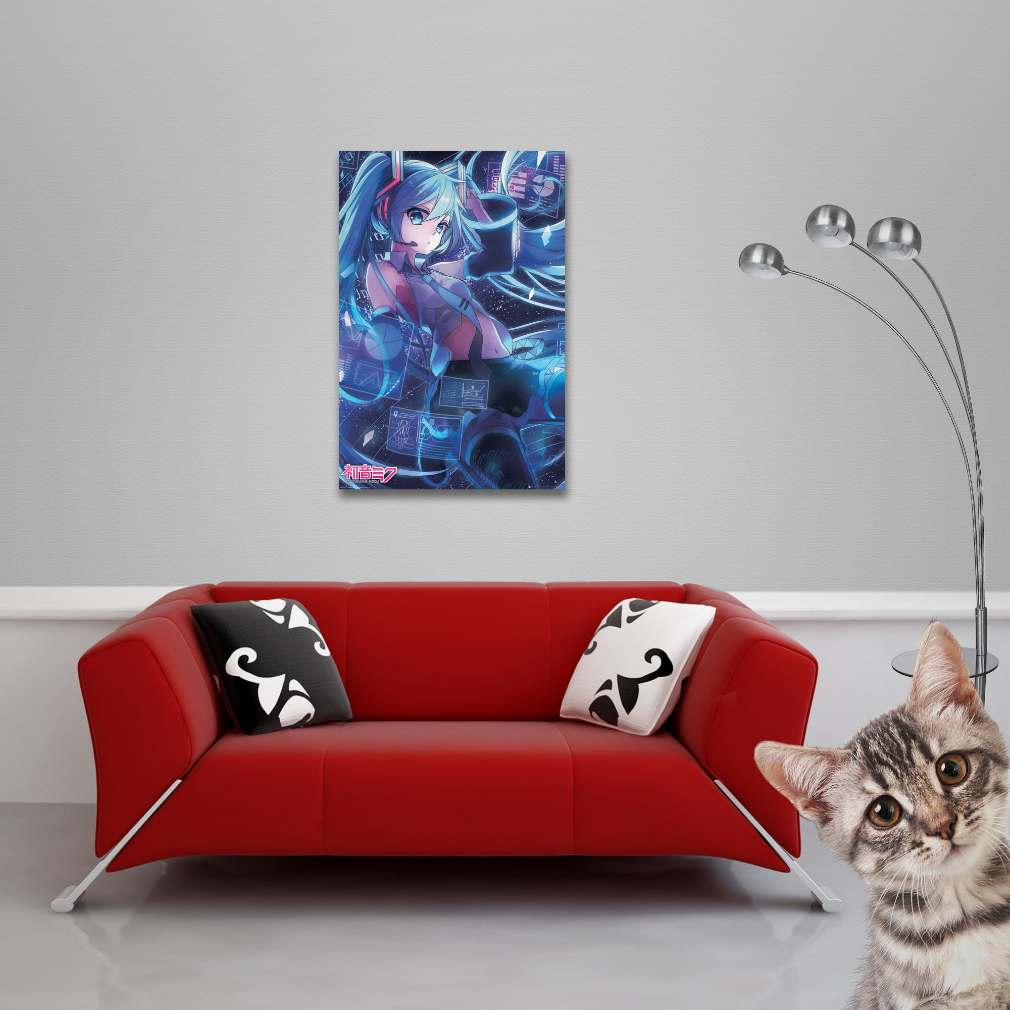 Ein Raum mit rotem Sofa, Anime-Poster, Katze und Stehlampe.