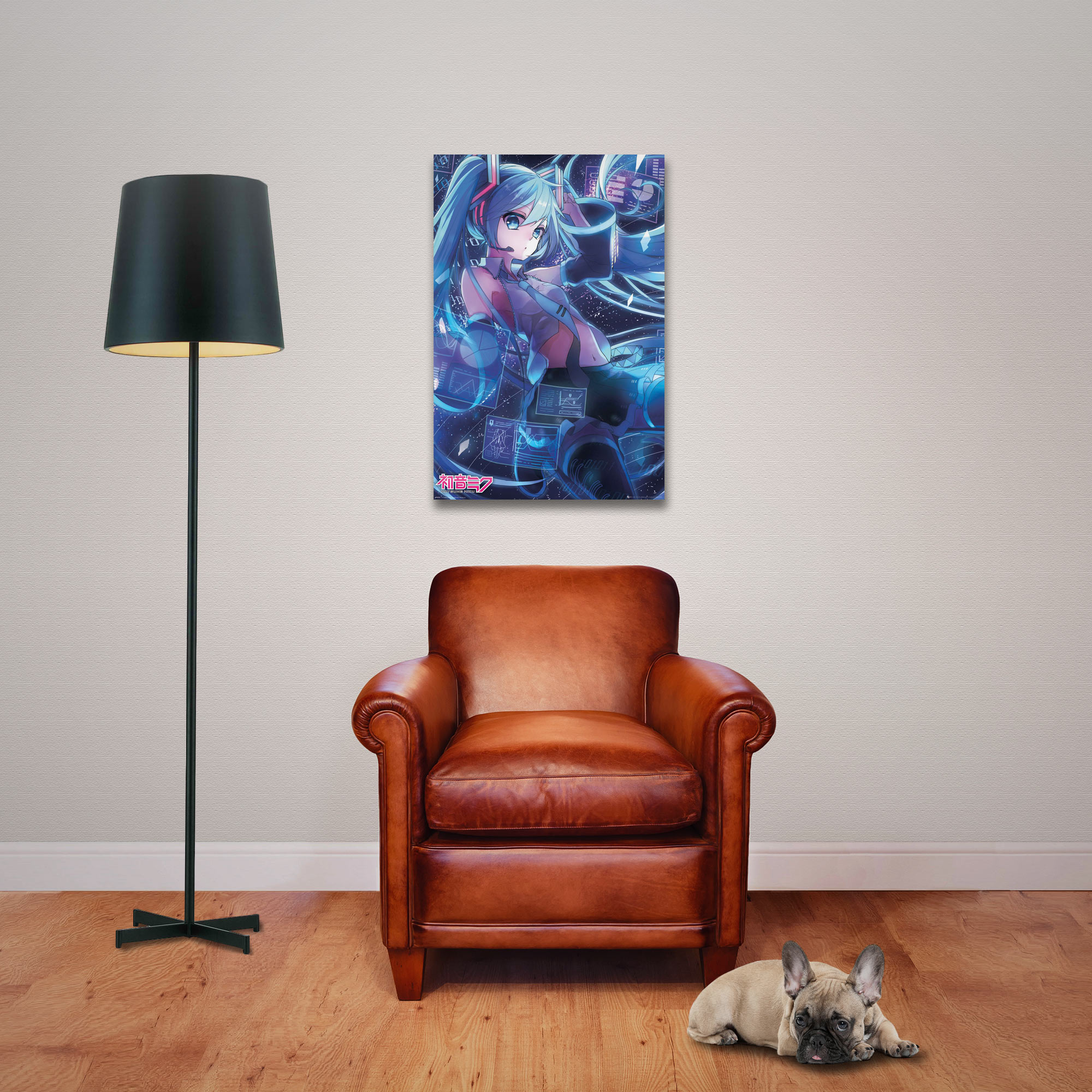 Poster mit Anime-Figur an der Wand, brauner Ledersessel, schwarze Lampe, Holzboden und ein liegender Hund.