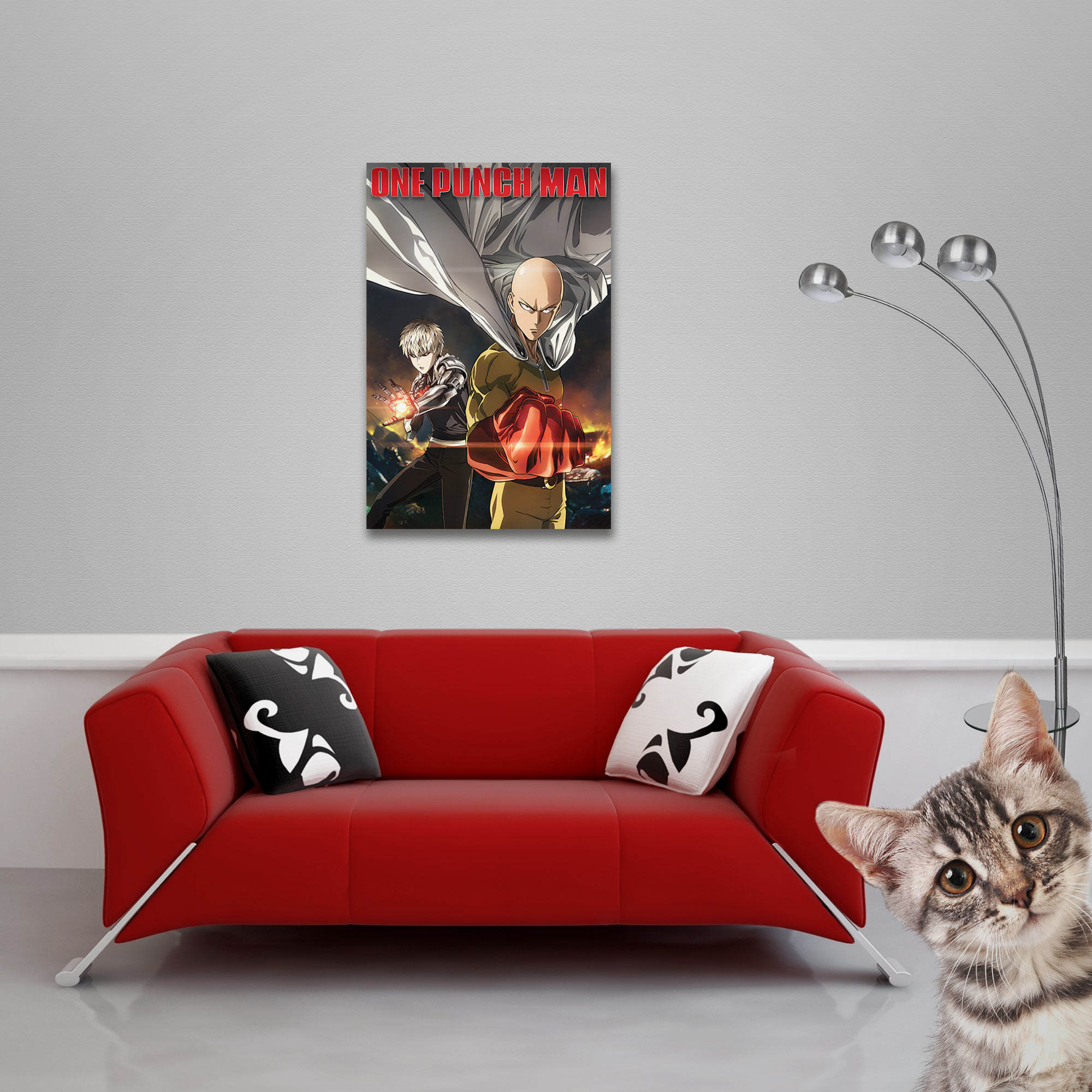 Anime-Poster an grauer Wand, rotes Sofa und eine Katze, die in die Kamera schaut.