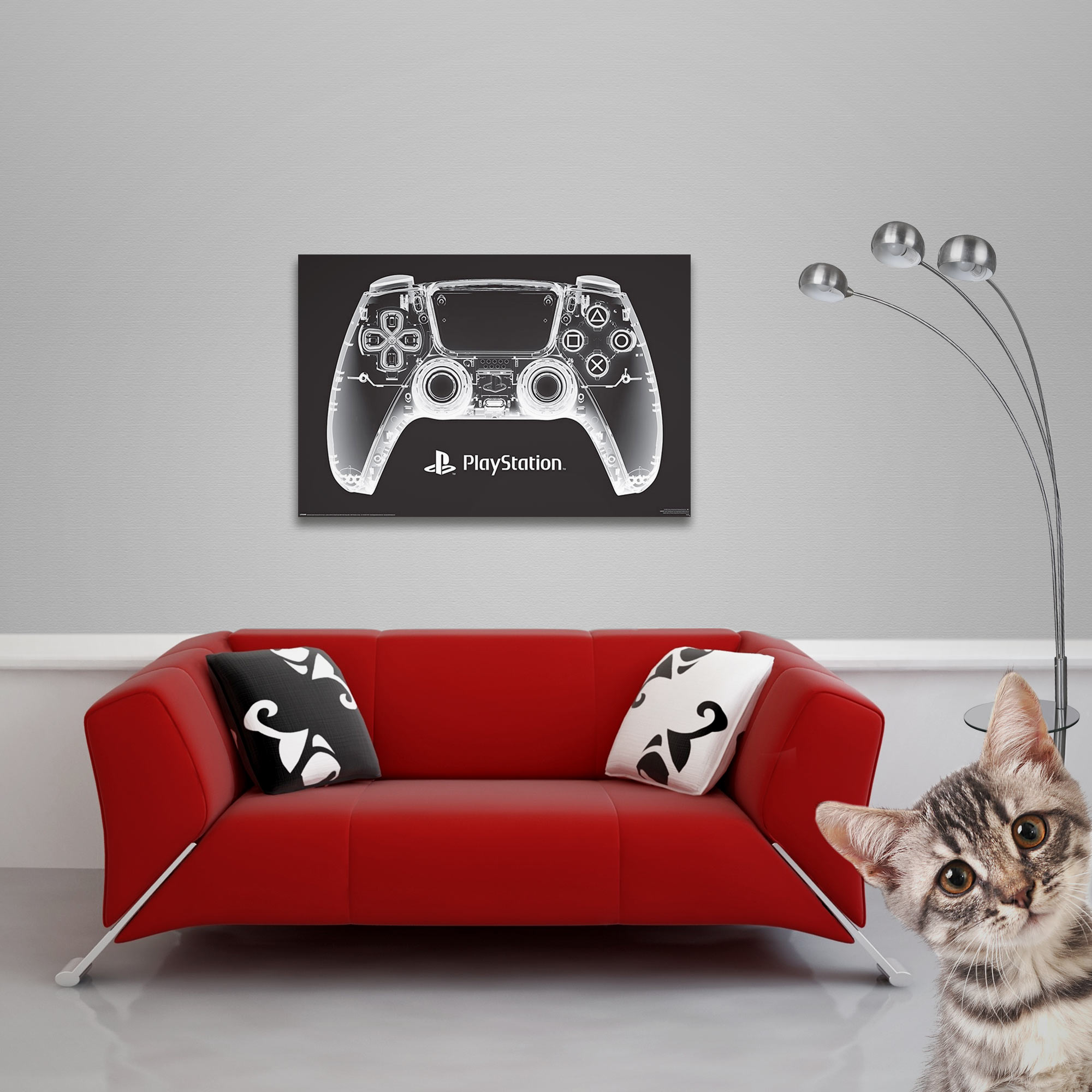 Wohnzimmer mit rotem Sofa, Poster, Katze und Stehlampe.