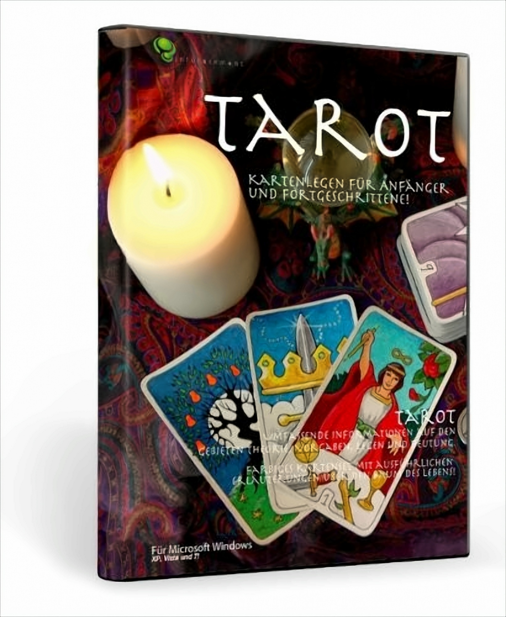Tarot-Spielcover zeigt eine Kerze, eine Kristallkugel und Tarotkarten. Der Hintergrund ist ein gemusterter, dunkler Stoff.