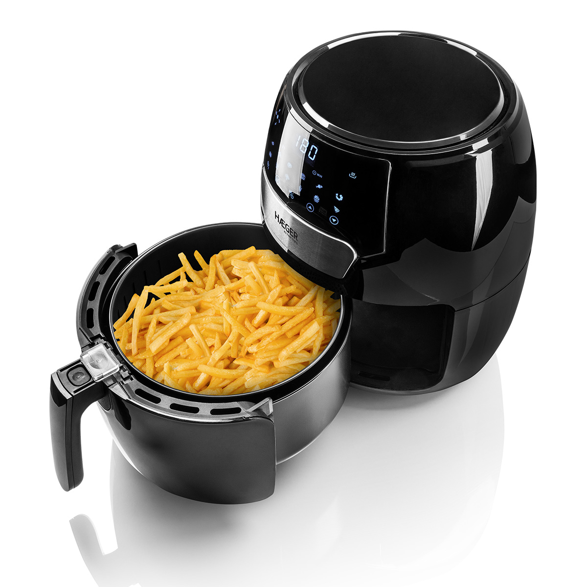 Friggitrice ad aria nera con patatine fritte. La friggitrice ha un display digitale e le patatine sono nel cestello.
