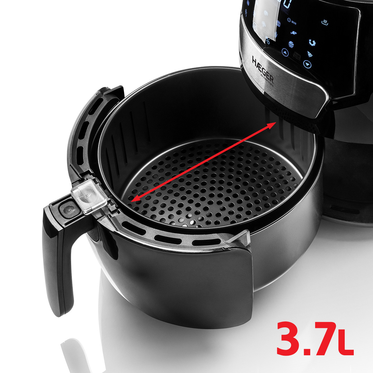 Friggitrice ad aria nera con cestello aperto. Mostra la capacità 3,7L. Sfondo bianco.