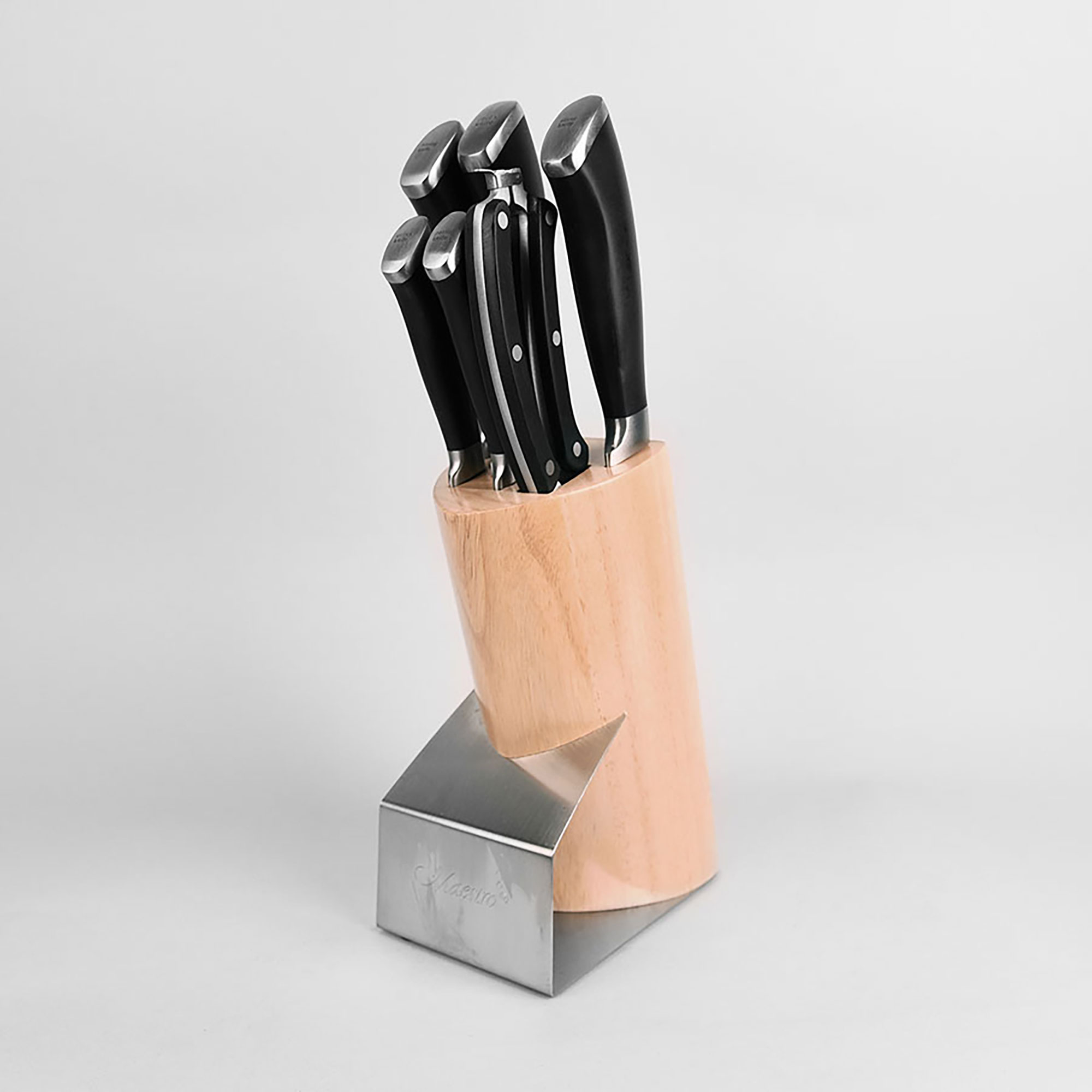 Un taco de cuchillos de madera con seis cuchillos. Los cuchillos son negros y plateados.