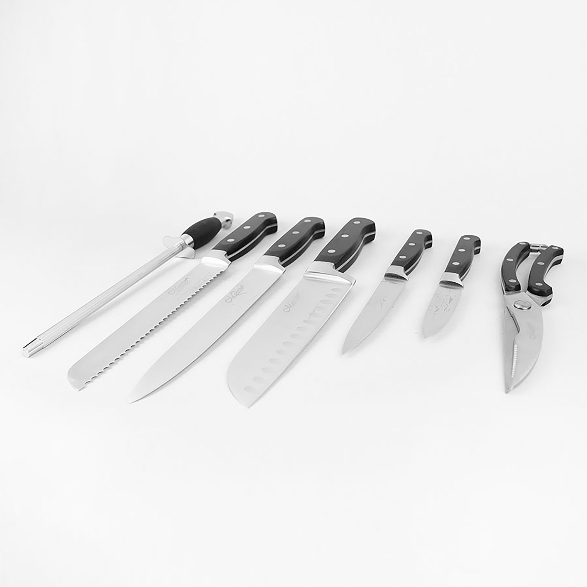 Juego de cuchillos de cocina con mangos negros, sobre una superficie blanca.
