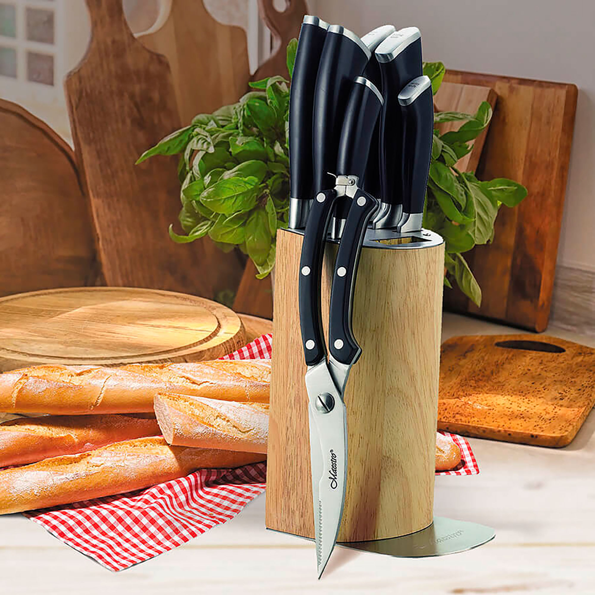 Un juego de cuchillos en un bloque de madera, con baguettes y tablas.