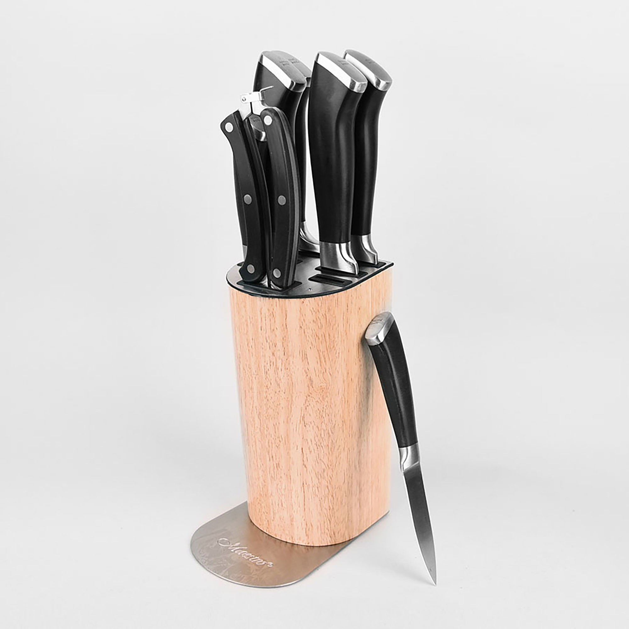 Bloque de cuchillos de madera con cuchillos. Un cuchillo fuera. Fondo blanco.