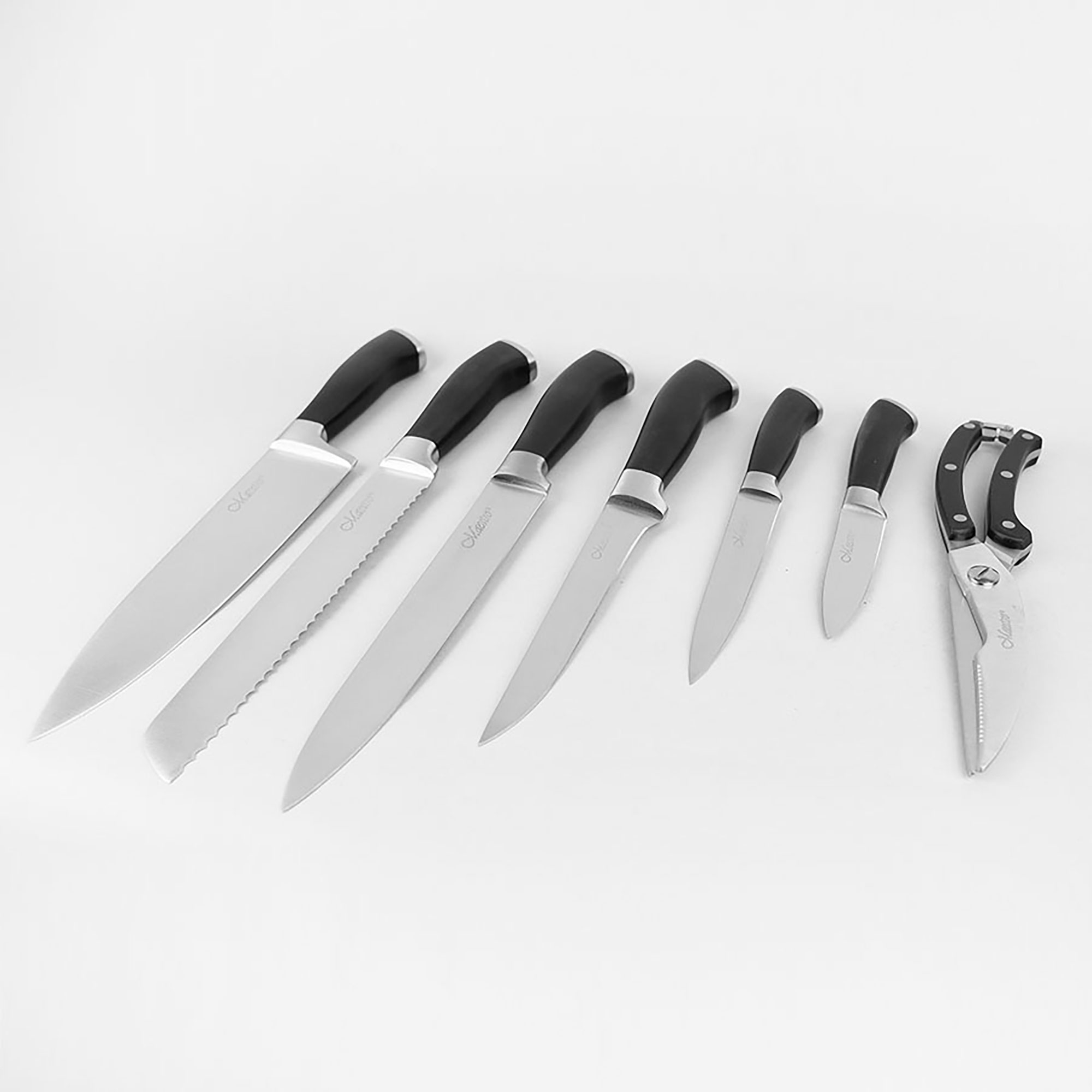 Juego de cuchillos de cocina con mangos negros y unas tijeras de cocina.
