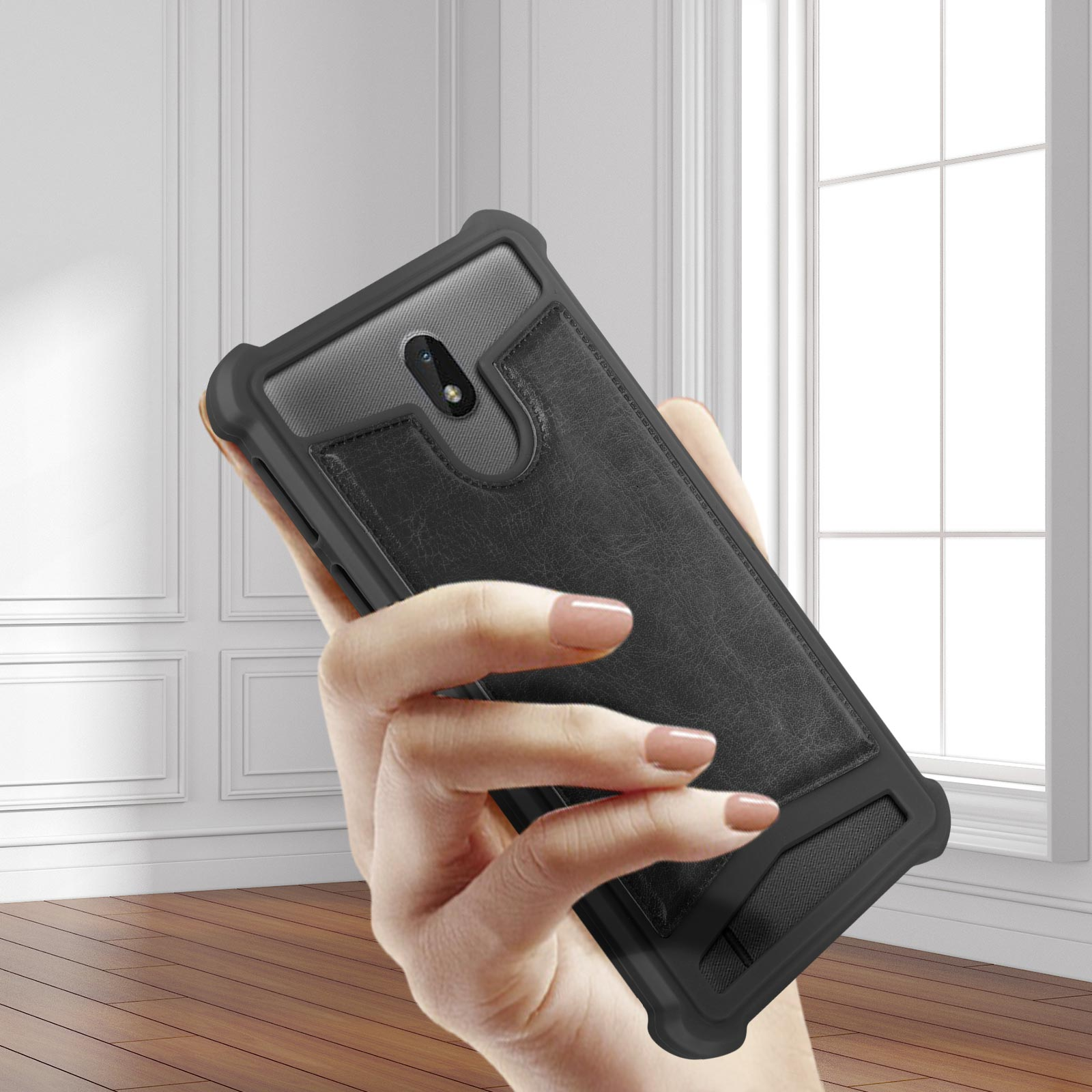 Mano che tiene una custodia per telefono nera e grigia con un design a portafoglio, su sfondo bianco.