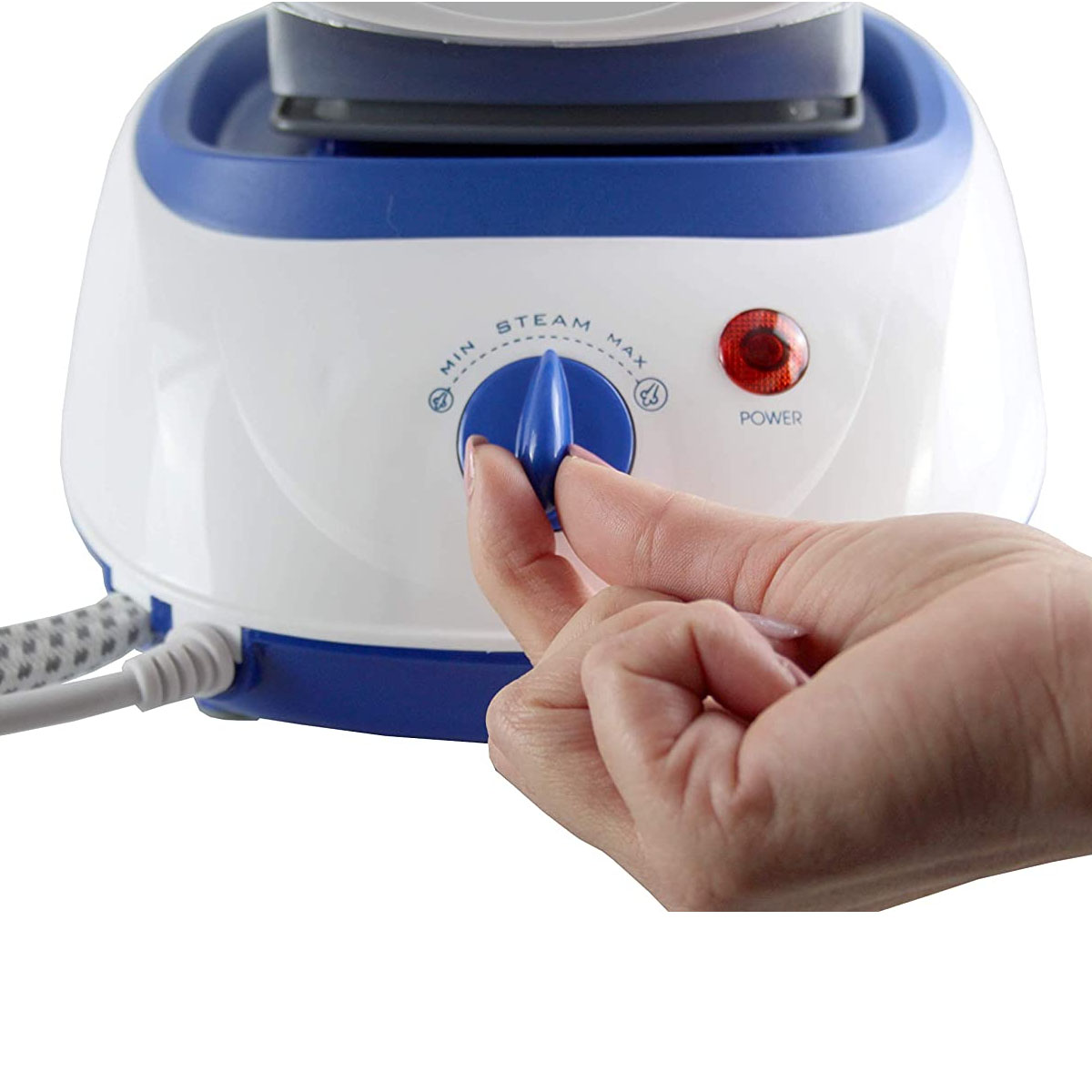 Una mano ajustando el ajuste de vapor en una plancha blanca y azul.