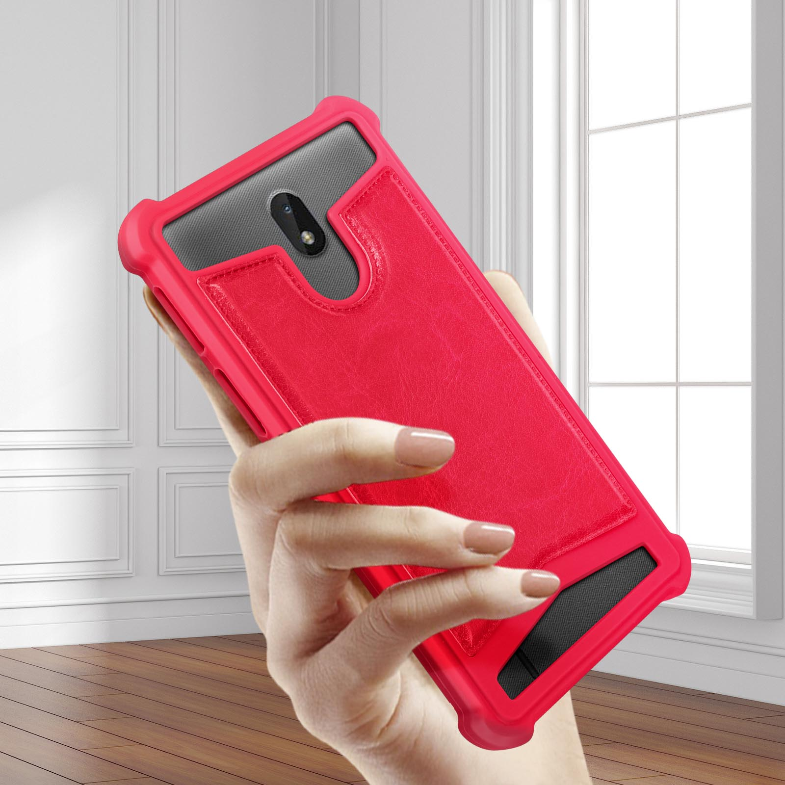 Mano che tiene una custodia rossa per telefono. La custodia ha uno slot per carte e copre il telefono.
