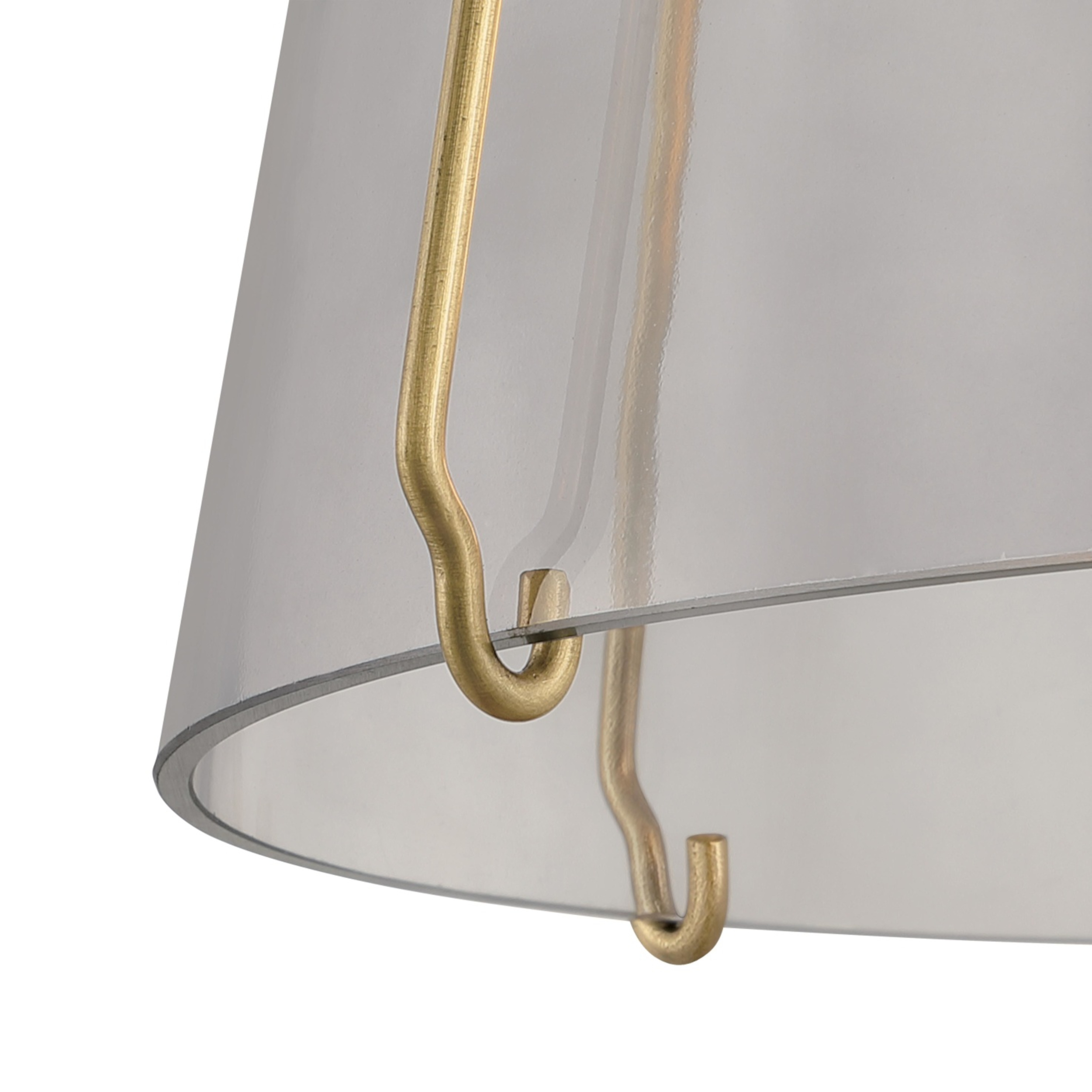 Nahaufnahme eines klaren Lampenschirms mit zwei goldenen Haken. Der Lampenschirm ist transparent.