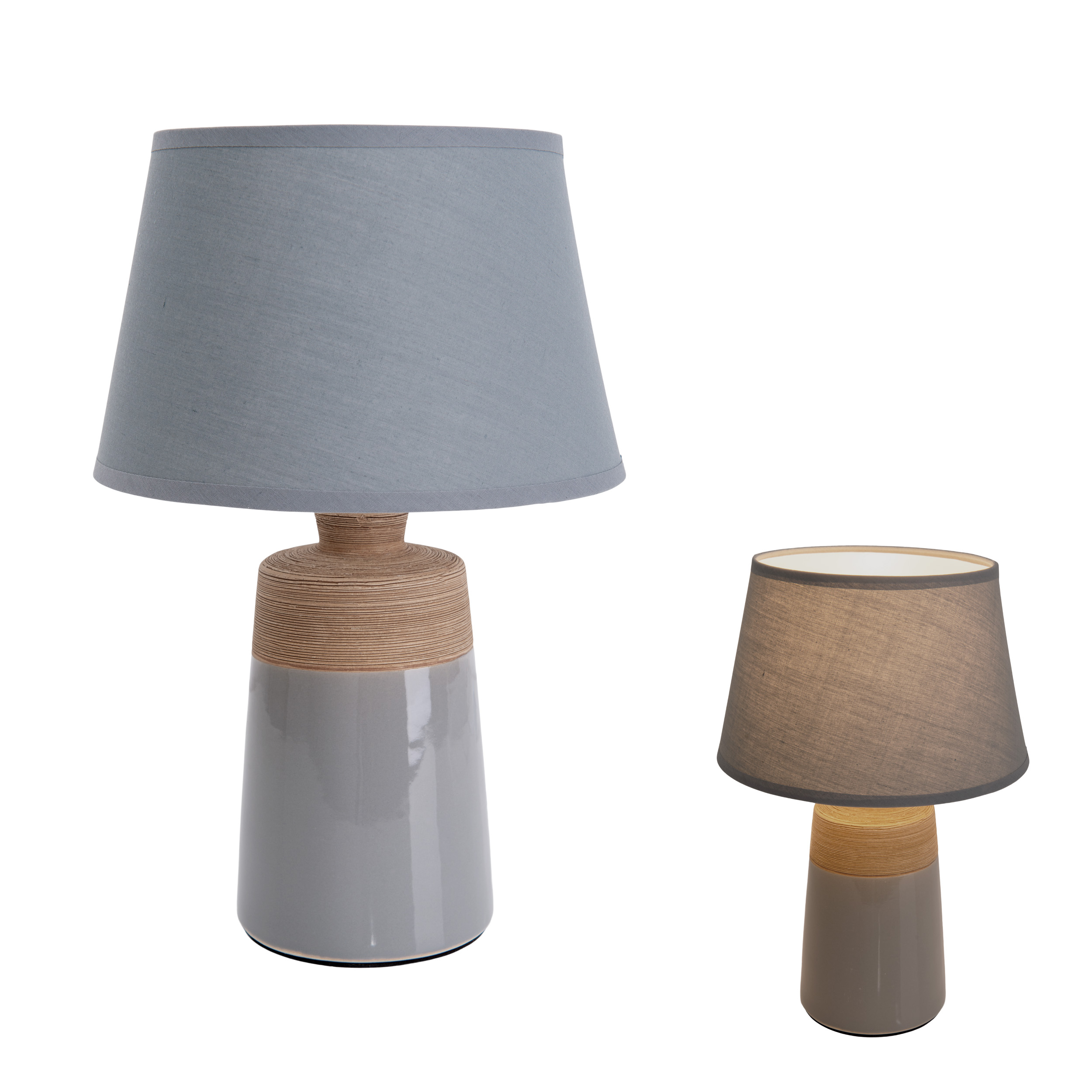 Zwei graue Lampen mit grauen Schirmen und Holzsockeln. Eine ist kleiner als die andere.