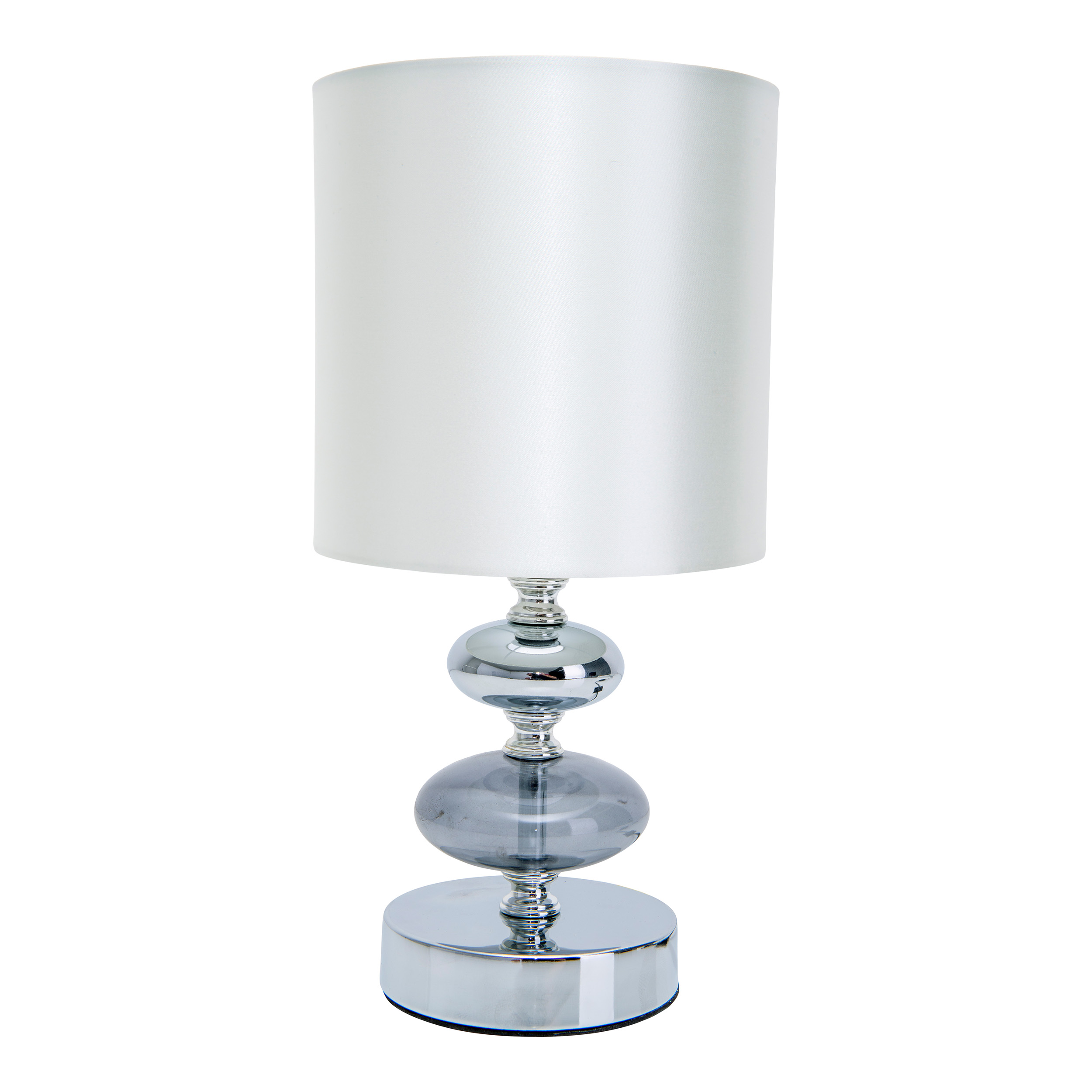 Eine silberne Tischlampe mit weißem Lampenschirm. Sie hat drei gestapelte Glaskugeln.