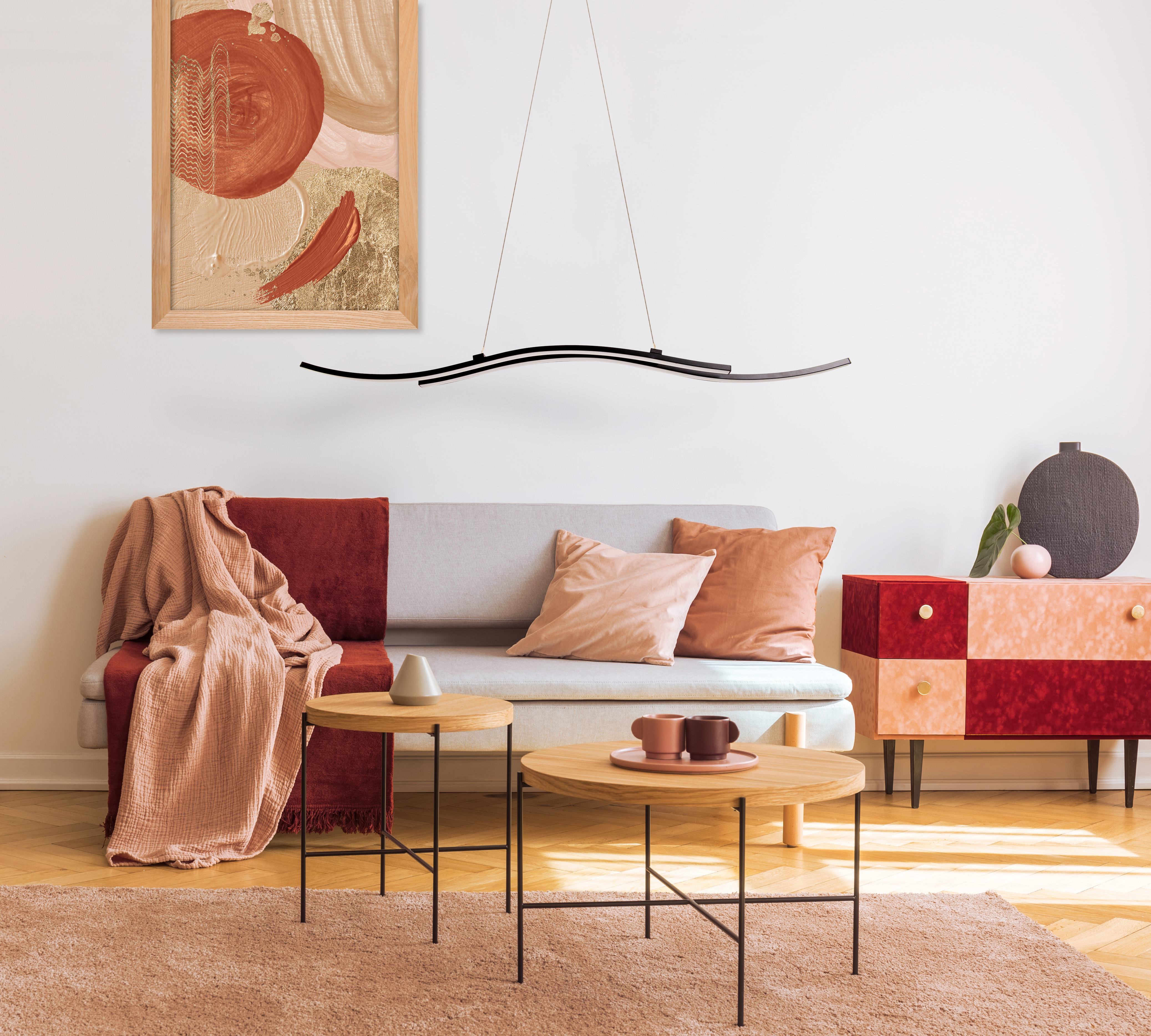 Wohnzimmer mit abstrakter Kunst, Sofa und Schrank, in warmen Farben.