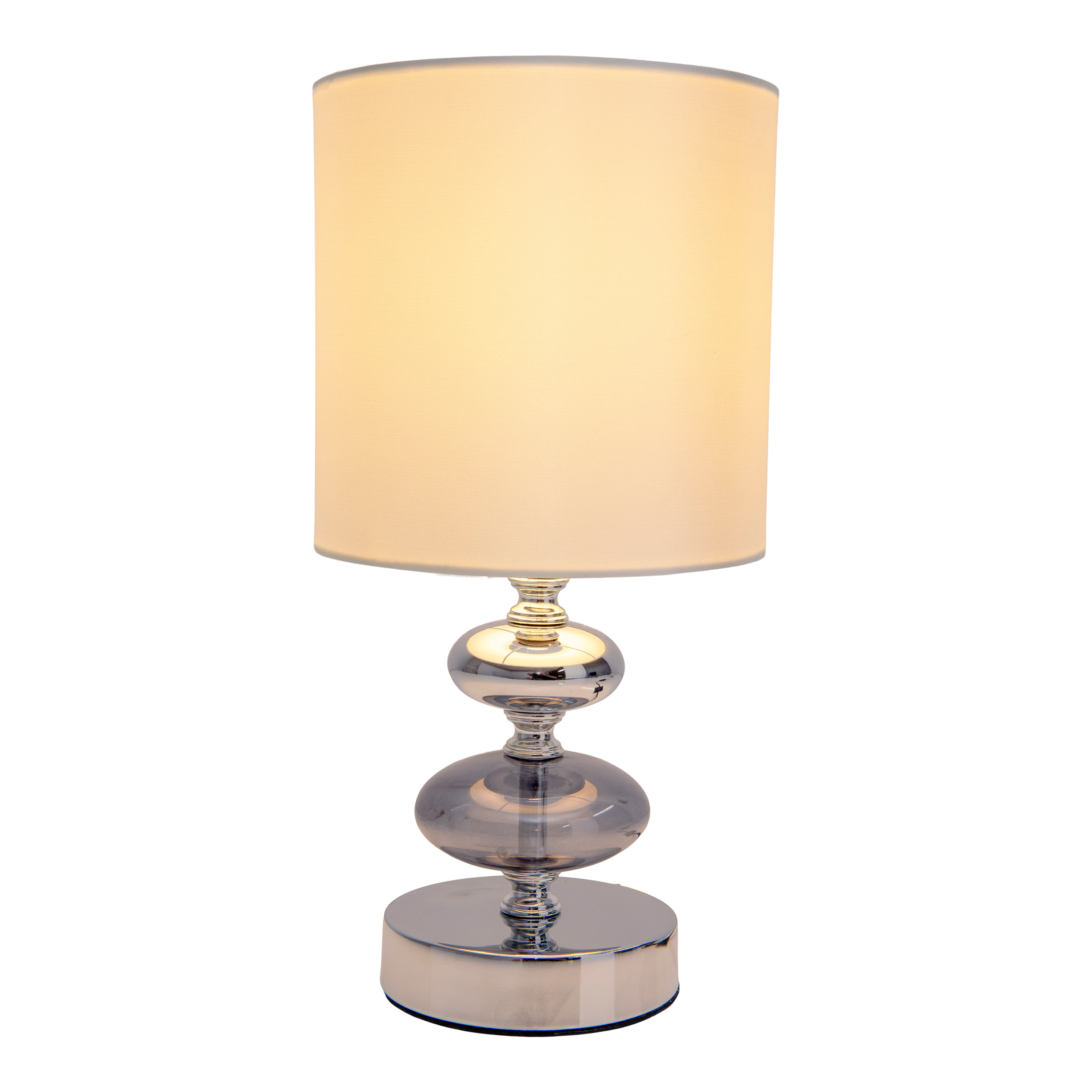 Eine silberne Tischlampe mit cremefarbenem Schirm vor weißem Hintergrund.