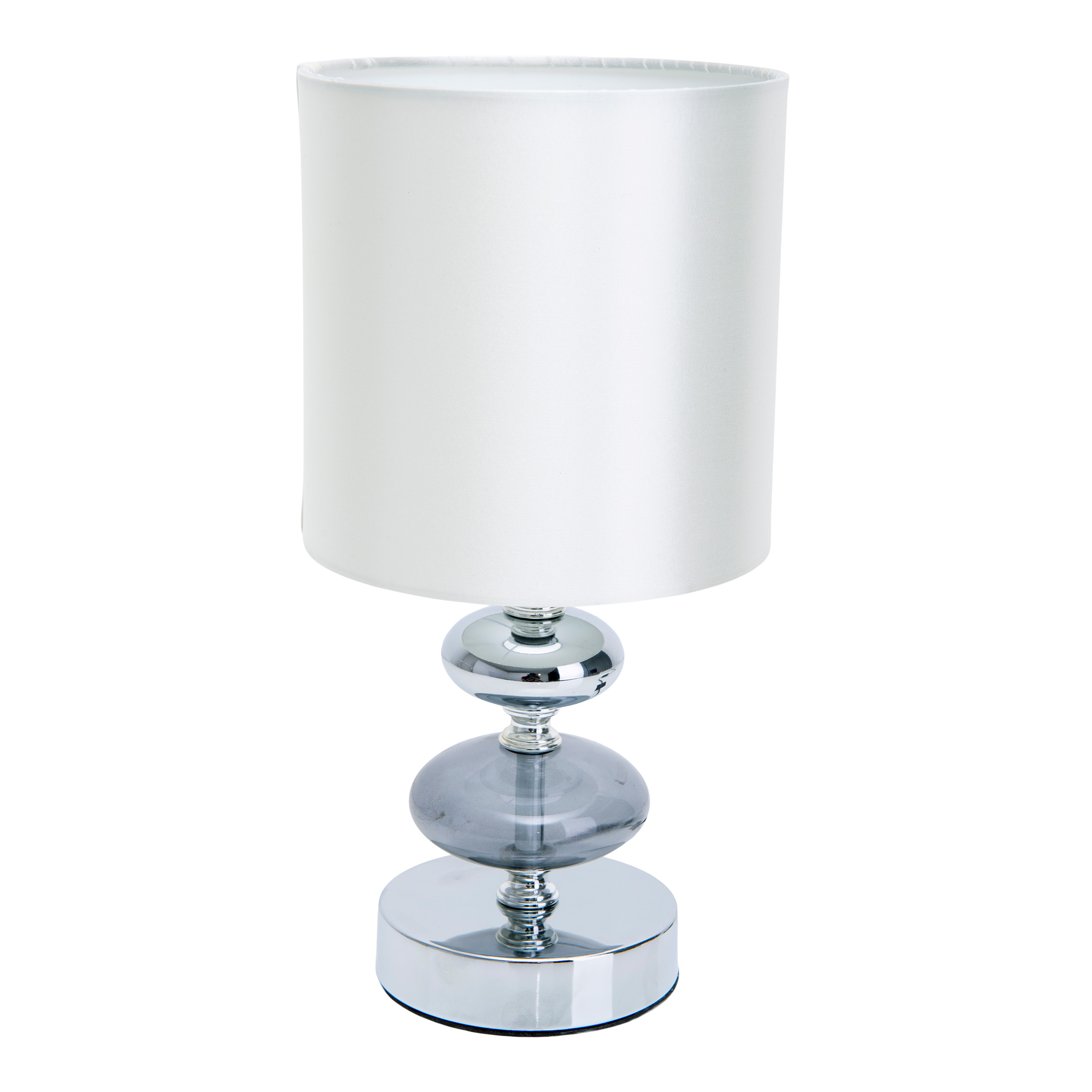 Eine Tischlampe mit weißem Lampenschirm und silbernem Fuß und Korpus. Die Lampe hat eine graue Kugel.