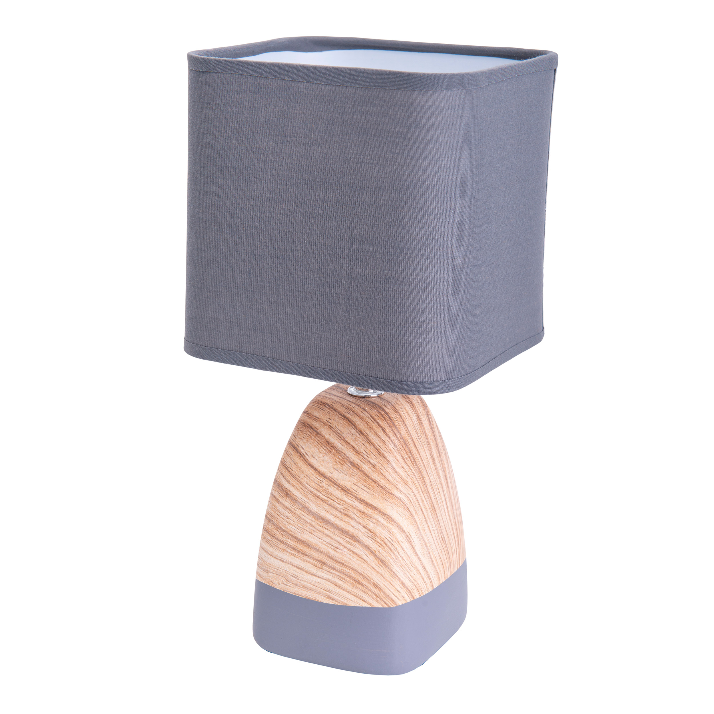 Eine Tischlampe mit grauem Lampenschirm und Holzfuß auf weißem Hintergrund.