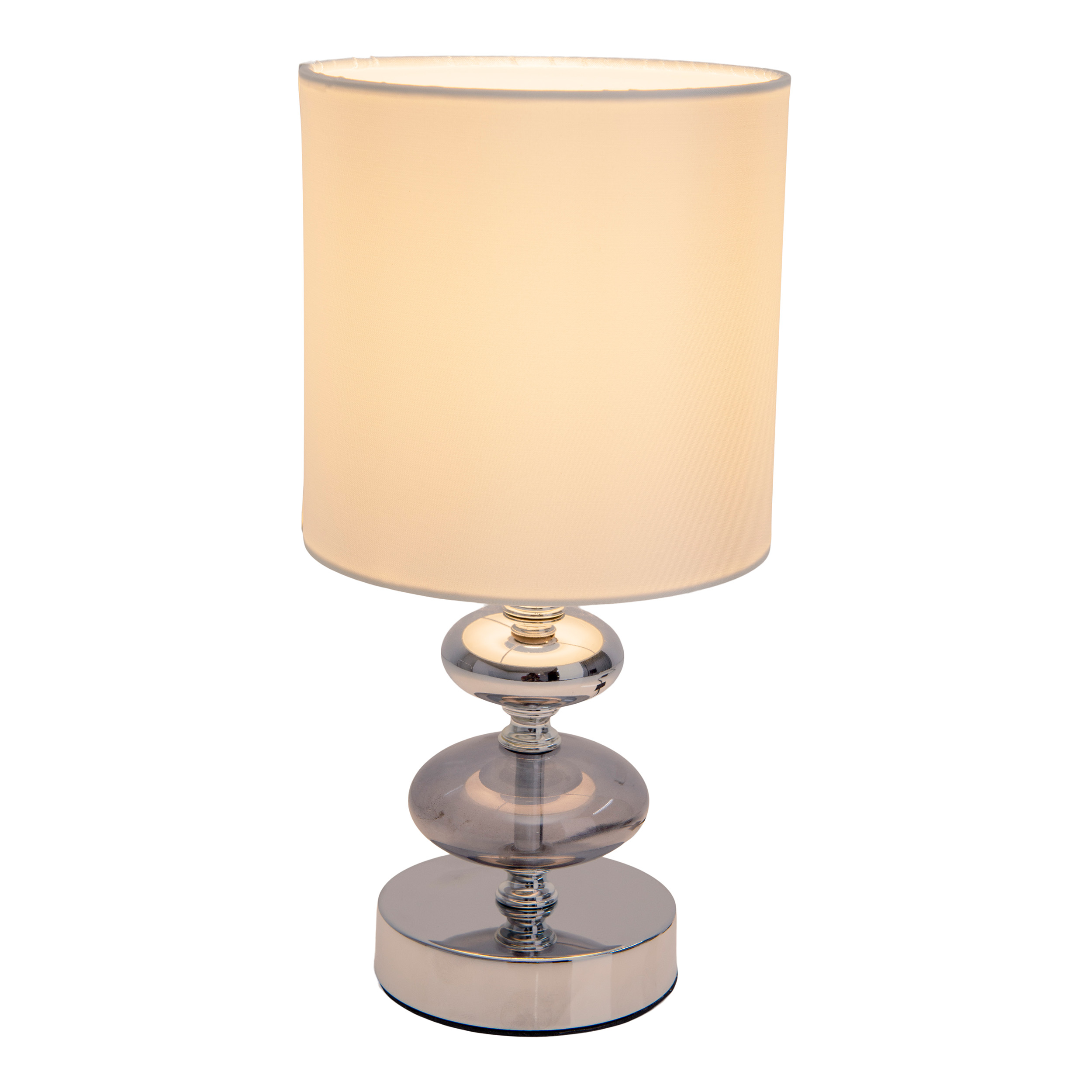 Eine Tischlampe mit weißem Lampenschirm und silbernem Fuß.