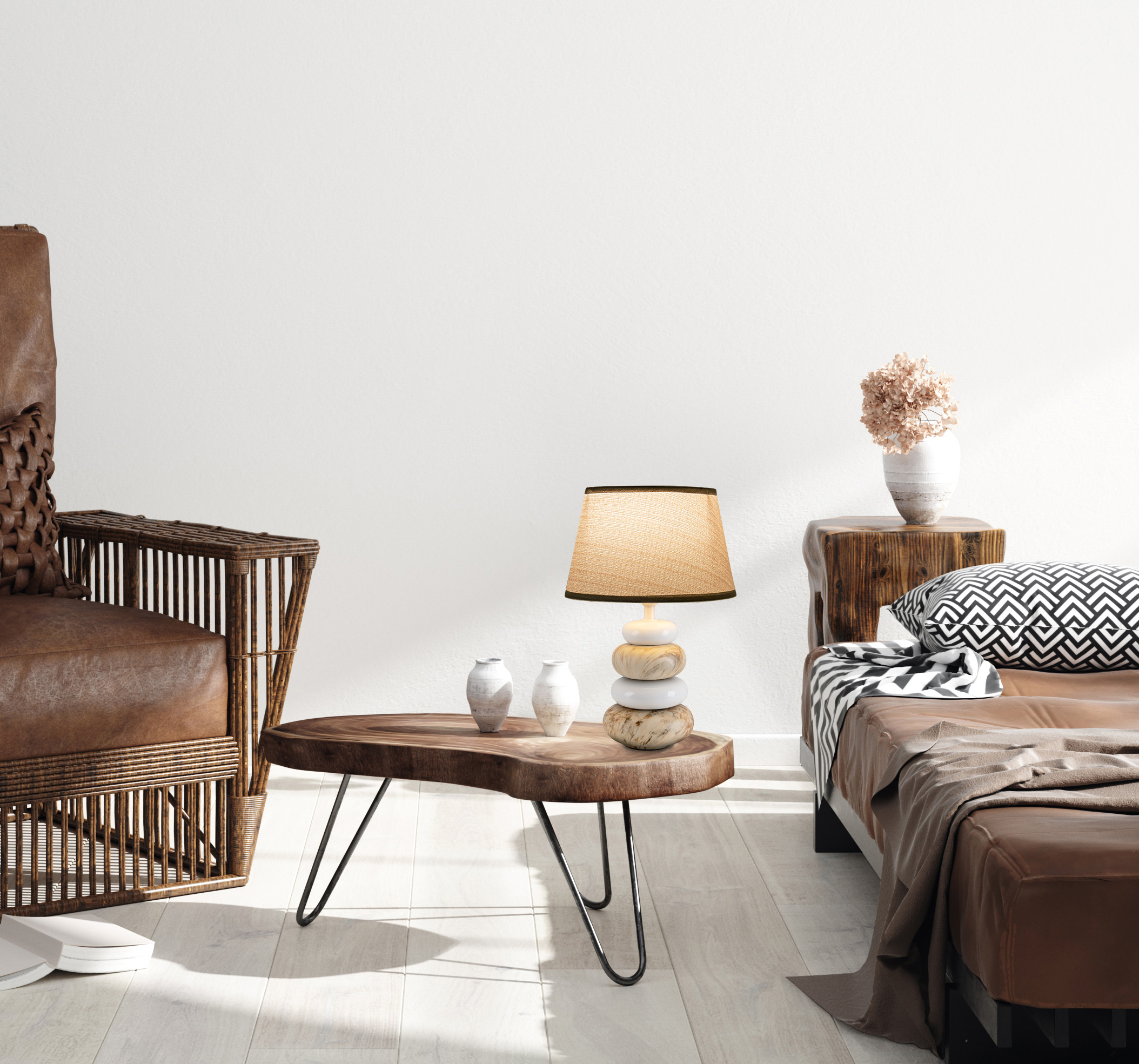 Innenraum: Stuhl, Tisch mit Lampe, Bett, weiße Wand.