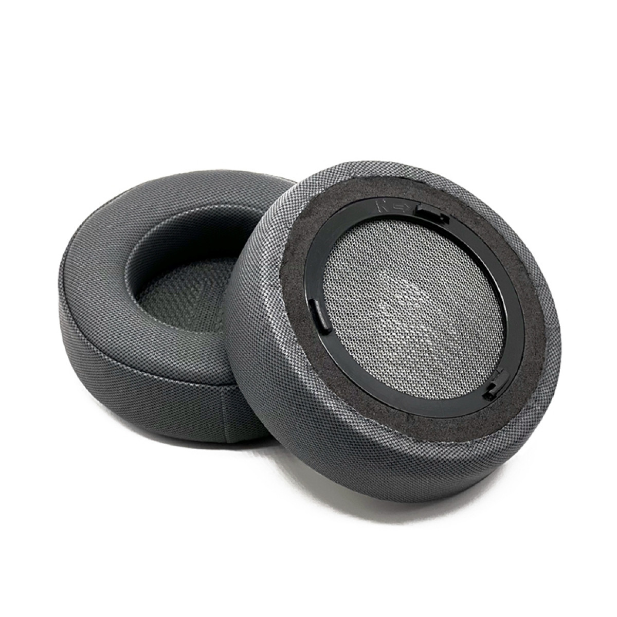 Dos almohadillas grises para auriculares, cubiertas de malla para altavoces, fondo blanco.