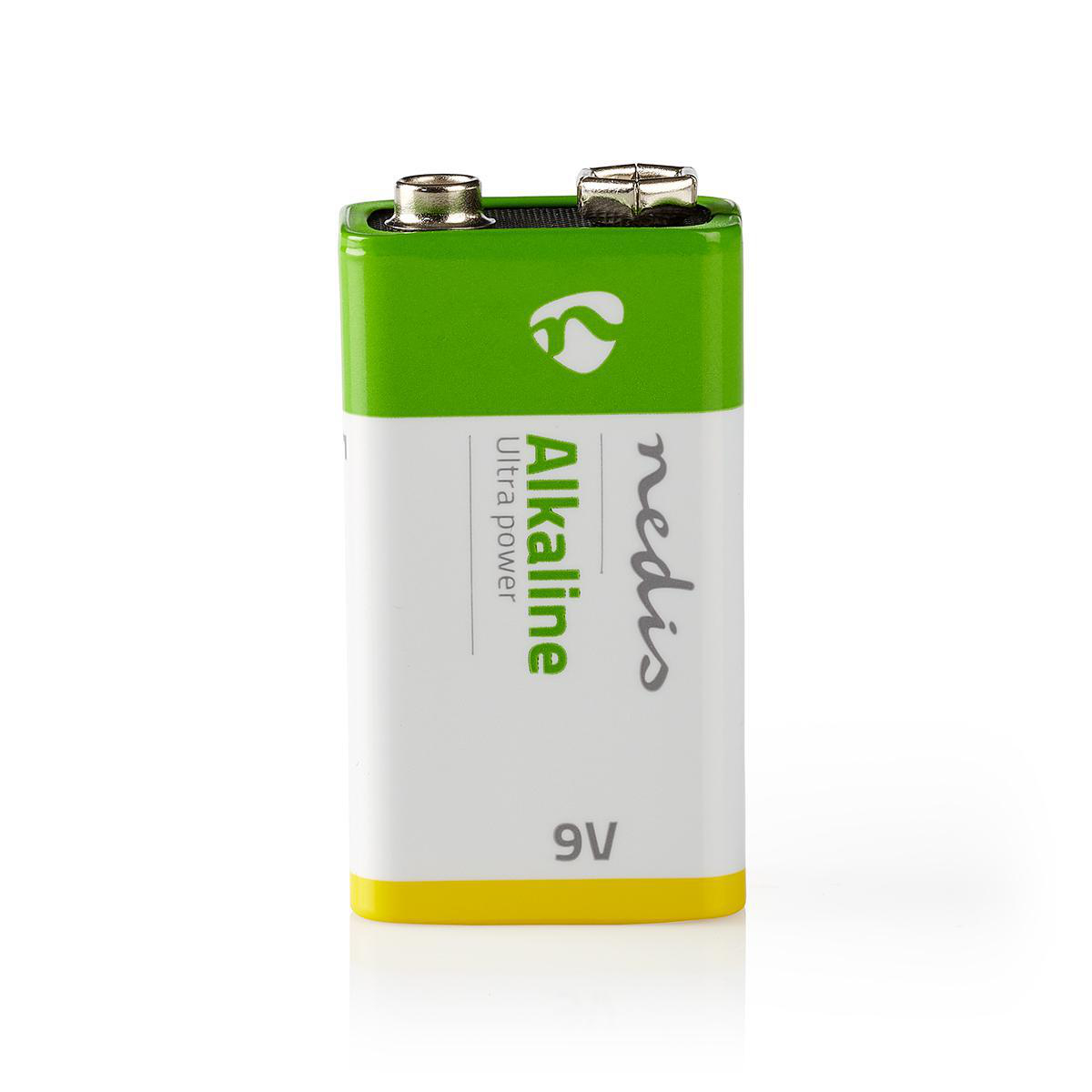 Una batteria alcalina da 9V, bianca e verde, su sfondo bianco.