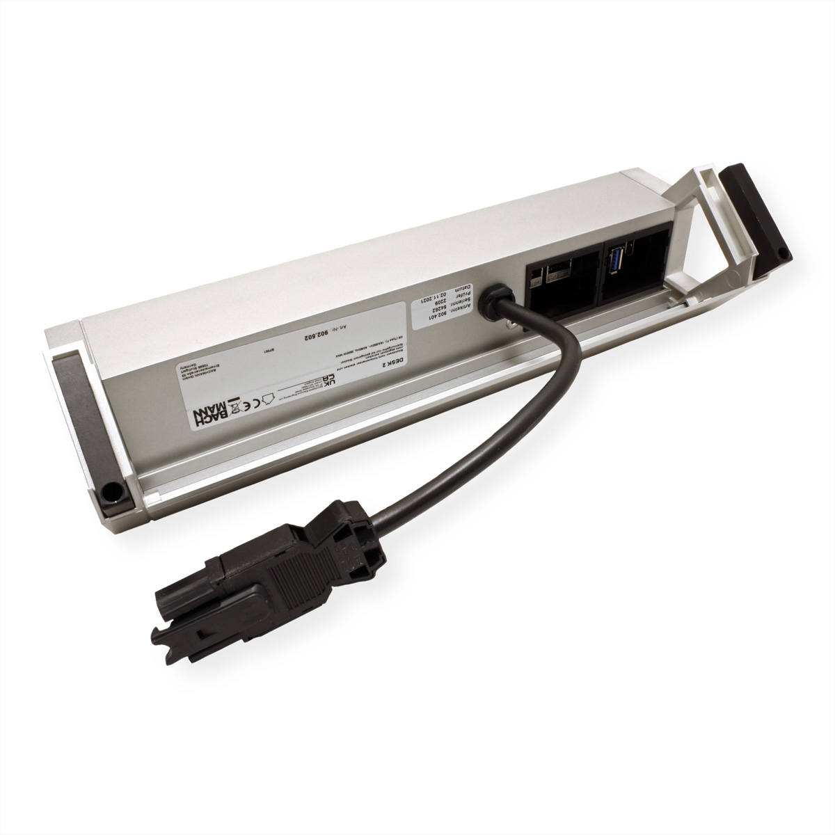 Srebrne gniazdo, czarny kabel i złącze. Widoczny tył gniazda. Białe tło.