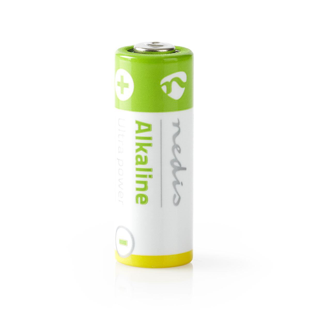 Una batteria alcalina verde e bianca su sfondo bianco.