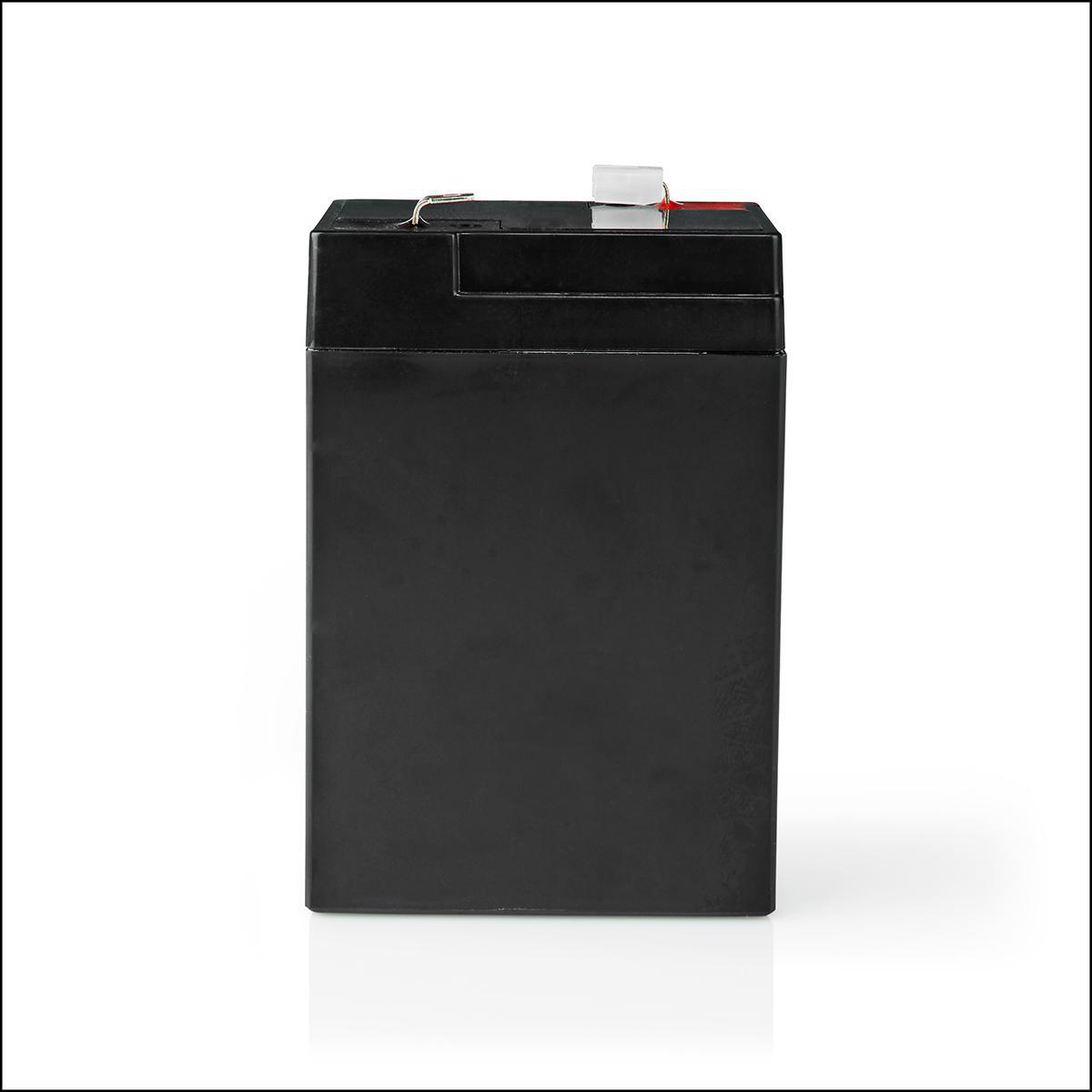 Una batteria rettangolare nera. La parte superiore ha un'etichetta bianca con una parte rossa. Bianco.