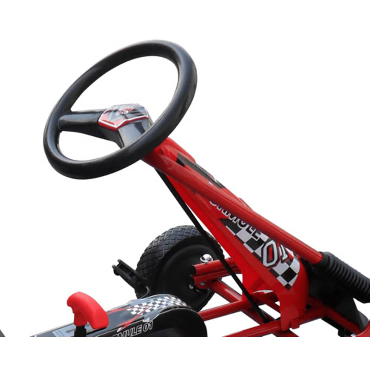 Ein roter Go-Kart mit schwarzem Lenkrad und rotem Sitz. Weißer Hintergrund.