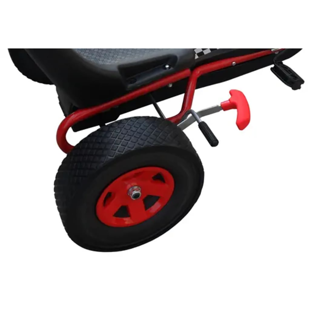 Ein rot-schwarzes Go-Kart-Rad und -Rahmen, aus einem Winkel betrachtet. Das Rad ist schwarz mit roter Mitte.